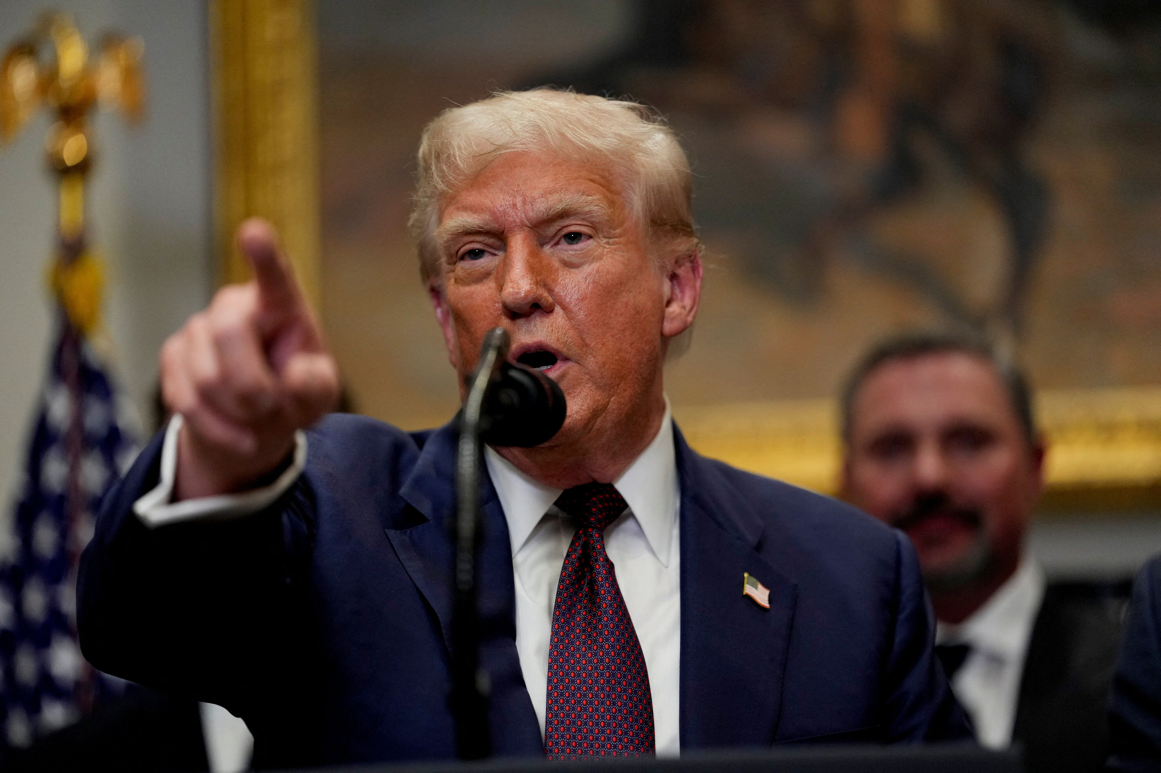 Donald Trump har underskrevet et dekret, der for flere lande og områder genindfører den importtold, der midlertidigt blev sat på pause i april.