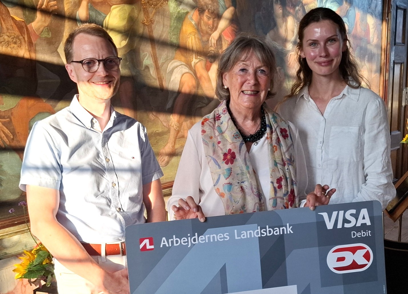 Næstformand for Selsø Musikforening, Bente Ahlefeldt (i midten), sammen med Kenneth Jensen og Cecilie le Dous Brodersen ved prisoverrækkelsen.