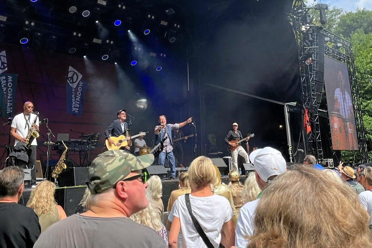 Moonjam og Back To Back havde slået pjalterne sammen. Her er der udelt hygge før uvejret brød løs.