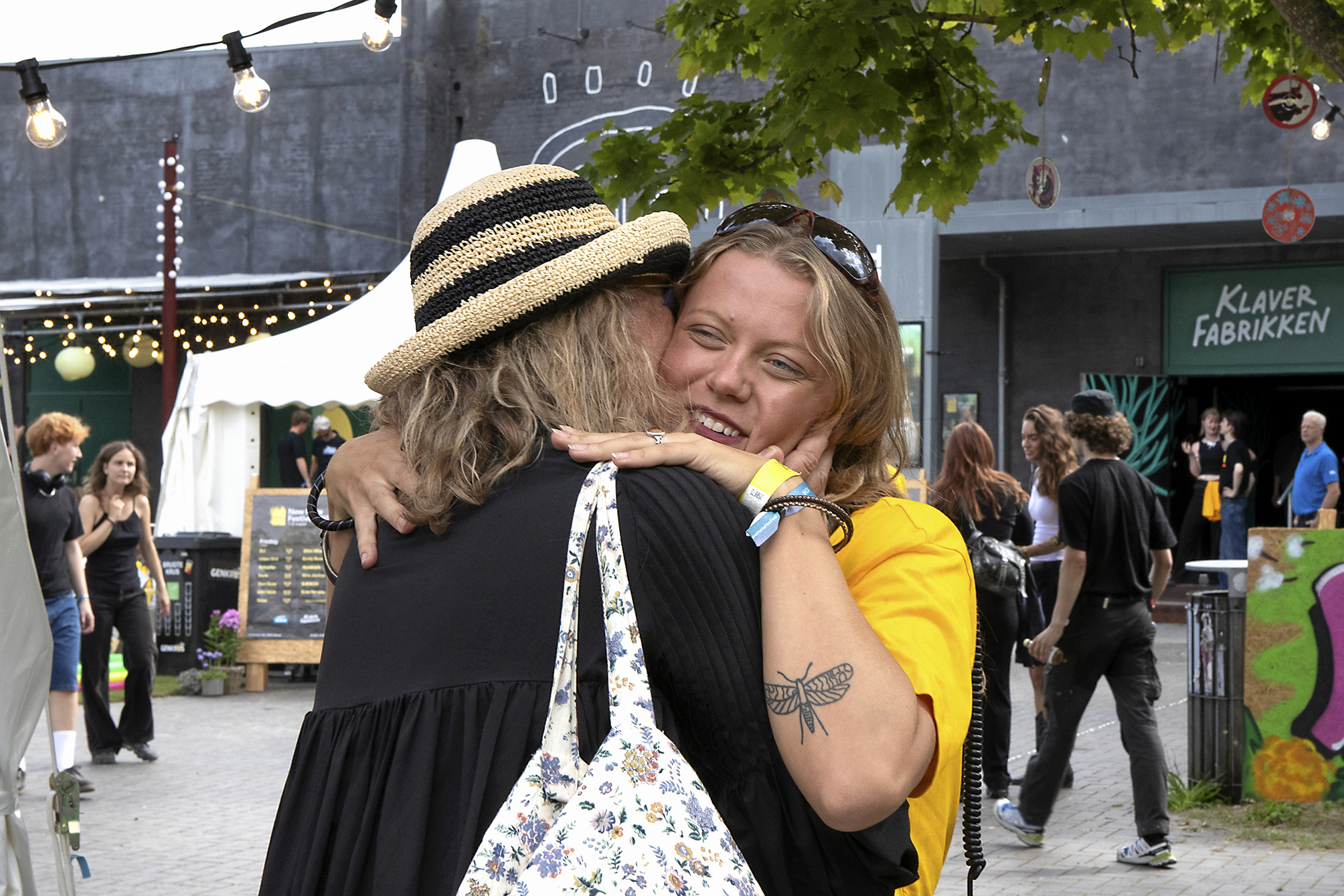 Hvert år glæder Klara Andrea Kanstrup Skou (i gult) sig til mødet med sin sommerfamilie.