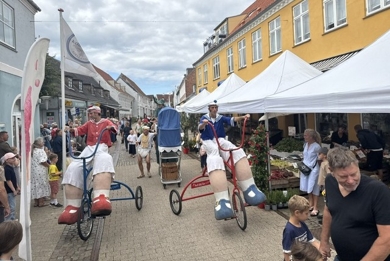 Teatertrup satte liv i Nykøbings gågade til Odsherred Teaters nycirkus-dage. - Leiv Arne Kjøllmoen Teatertrup satte liv i Nykøbings gågade til Odsherred Teaters nycirkus-dage.