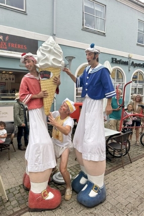 Teatertrup satte liv i Nykøbings gågade til Odsherred Teaters nycirkus-dage. - Leiv Arne Kjøllmoen Teatertrup satte liv i Nykøbings gågade til Odsherred Teaters nycirkus-dage.