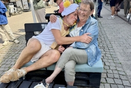 Teatertrup satte liv i Nykøbings gågade til Odsherred Teaters nycirkus-dage. - Leiv Arne Kjøllmoen Teatertrup satte liv i Nykøbings gågade til Odsherred Teaters nycirkus-dage.