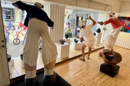 Teatertrup satte liv i Nykøbings gågade til Odsherred Teaters nycirkus-dage. - Leiv Arne Kjøllmoen Teatertrup satte liv i Nykøbings gågade til Odsherred Teaters nycirkus-dage.
