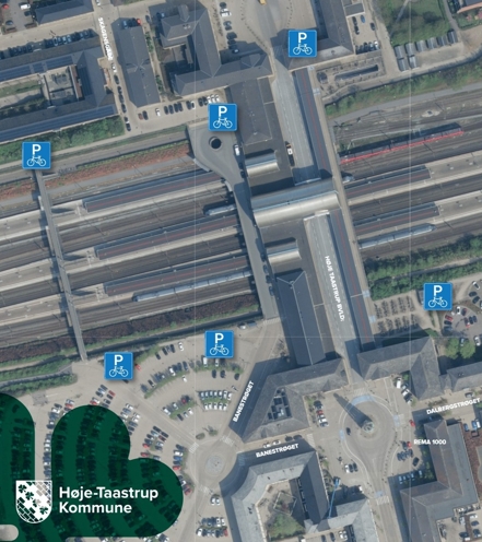 Denne plakat er sat op i området omkring Høje Taastrup station med anvisning til, hvor man fra 4. august og frem midlertidig vil kunne parkere sin cykel, så længe der sker renovering af netop områdets faste cykelparkering. - Høje-Taastrup Kommune Denne plakat er sat op i området omkring Høje Taastrup station med anvisning til, hvor man fra 4. august og frem midlertidig vil kunne parkere sin cykel, så længe der sker renovering af netop områdets faste cykelparkering.