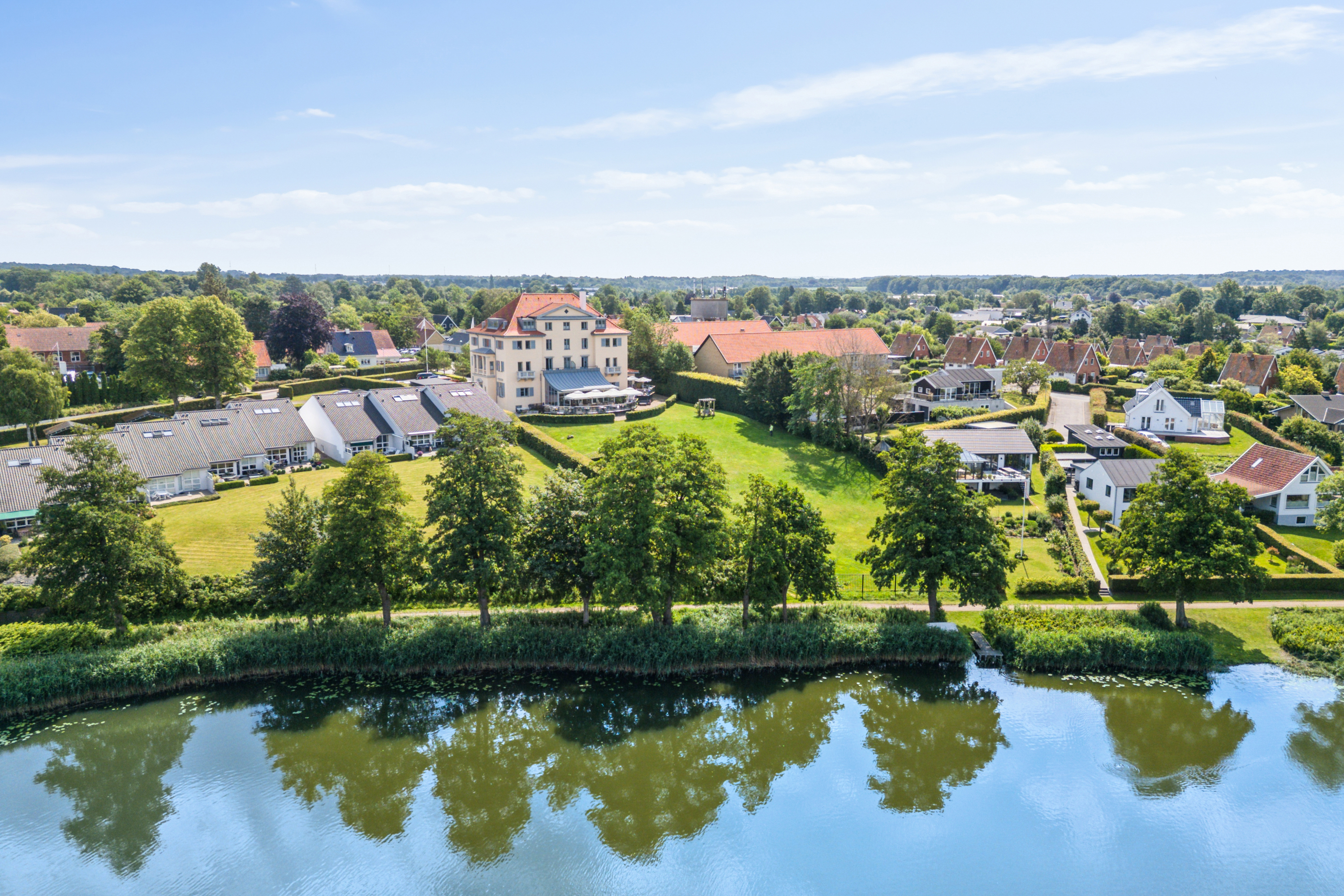 Hotellet set fra Hornbæk Sø.