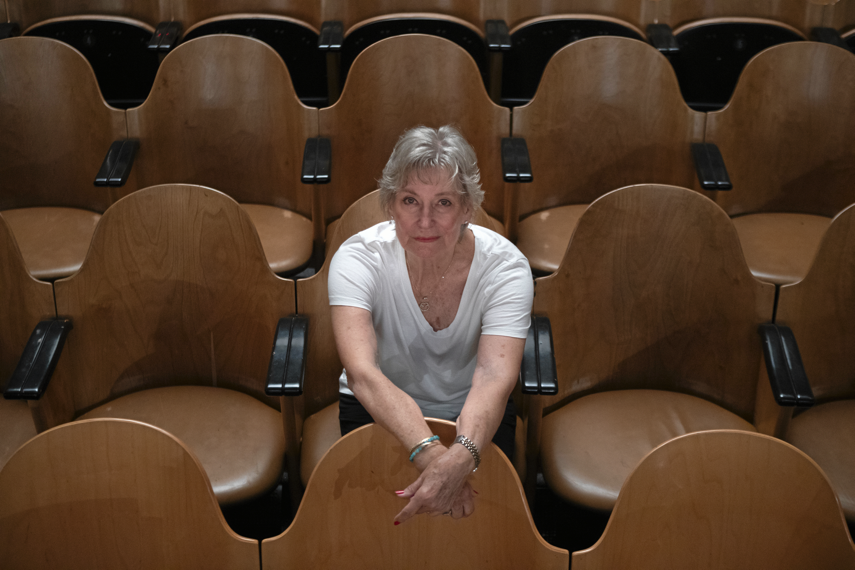 Vivi Flindt kan stadig genkalde sig, hvordan der lugtede på scenen, dengang hun selv dansede med i forestillingen. I dag har hun taget instruktørrollen på sig.