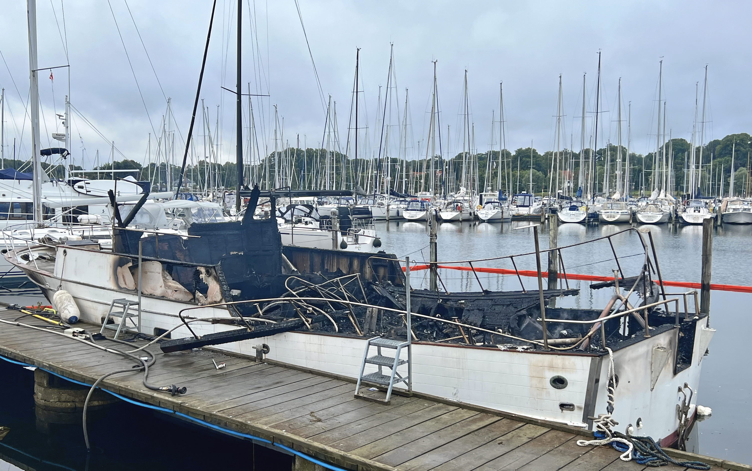 Denne 53 fods motorbåd udbrændte natten til mandag i Rungsted Havn.