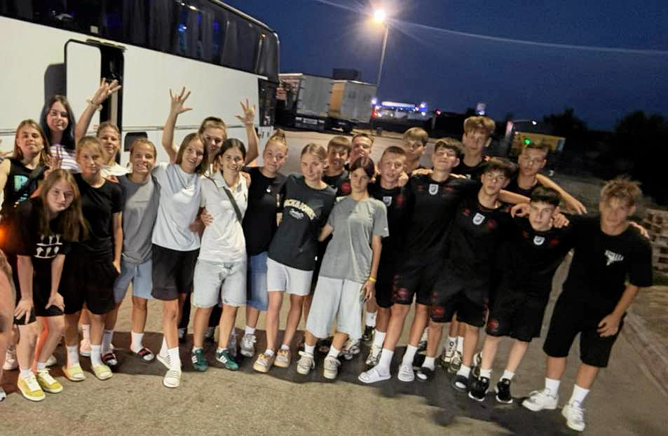 24 fodboldspillere af begge køn samt tre trænere har taget turen til Danmark.