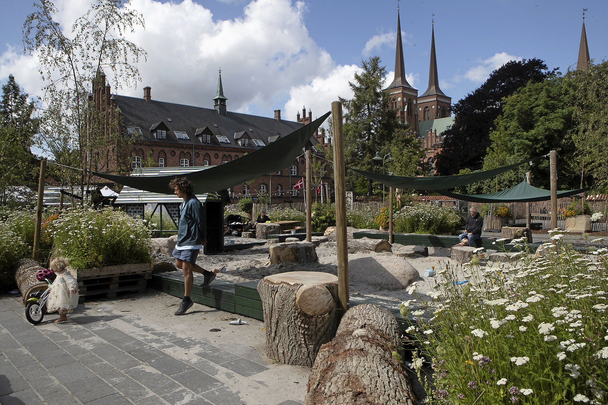En sandkasse, et legehus og nogle træer skaber ikke flere gæster i butikkerne, lyder det fra Lars-Christian Brask, LA.