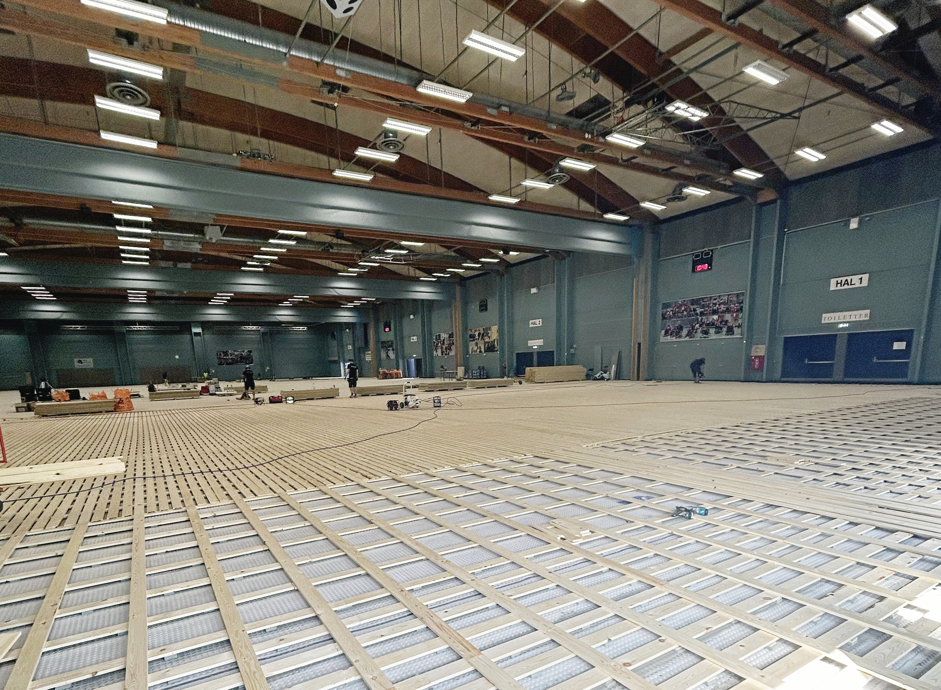 Rødovrehallens fire haller har siden 1. juni set nogenlunde sådan her ud, mens gulvet er blevet totalrenoveret. Nu er arbejdet forsinket.