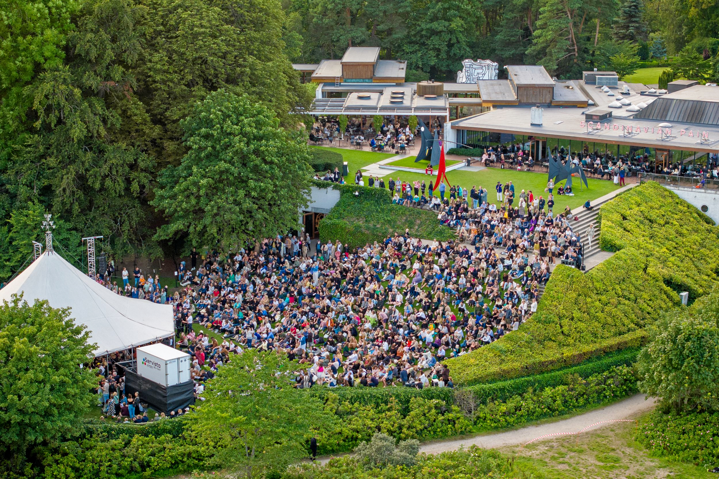 Amerikanske Maggie Nelson åbner festivalen torsdag klokken 16.30. Nelson tager udgangspunkt i bogen Argonauterne fra 2015 og præsenterer sin seneste udgivelse Pathemata. Lørdag foretages en samtale med franske Neige Sinno.