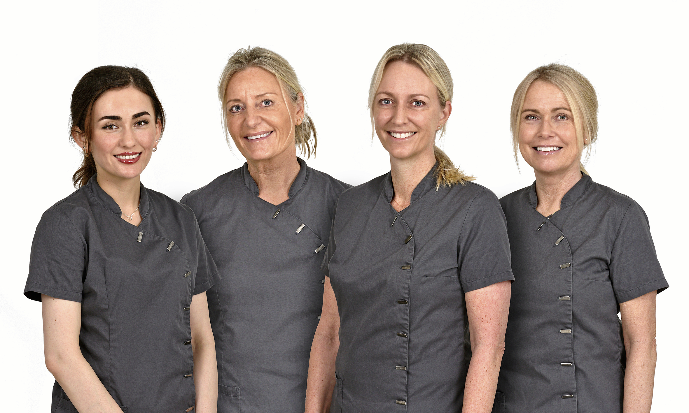 En del af holdet hos tandlæge Heidi Lund i Hørsholm. Fra venstre tandplejer Nazanin, klinikassistent Ann-Sofie, klinikejer Heidi Lund og receptionist Michelle.