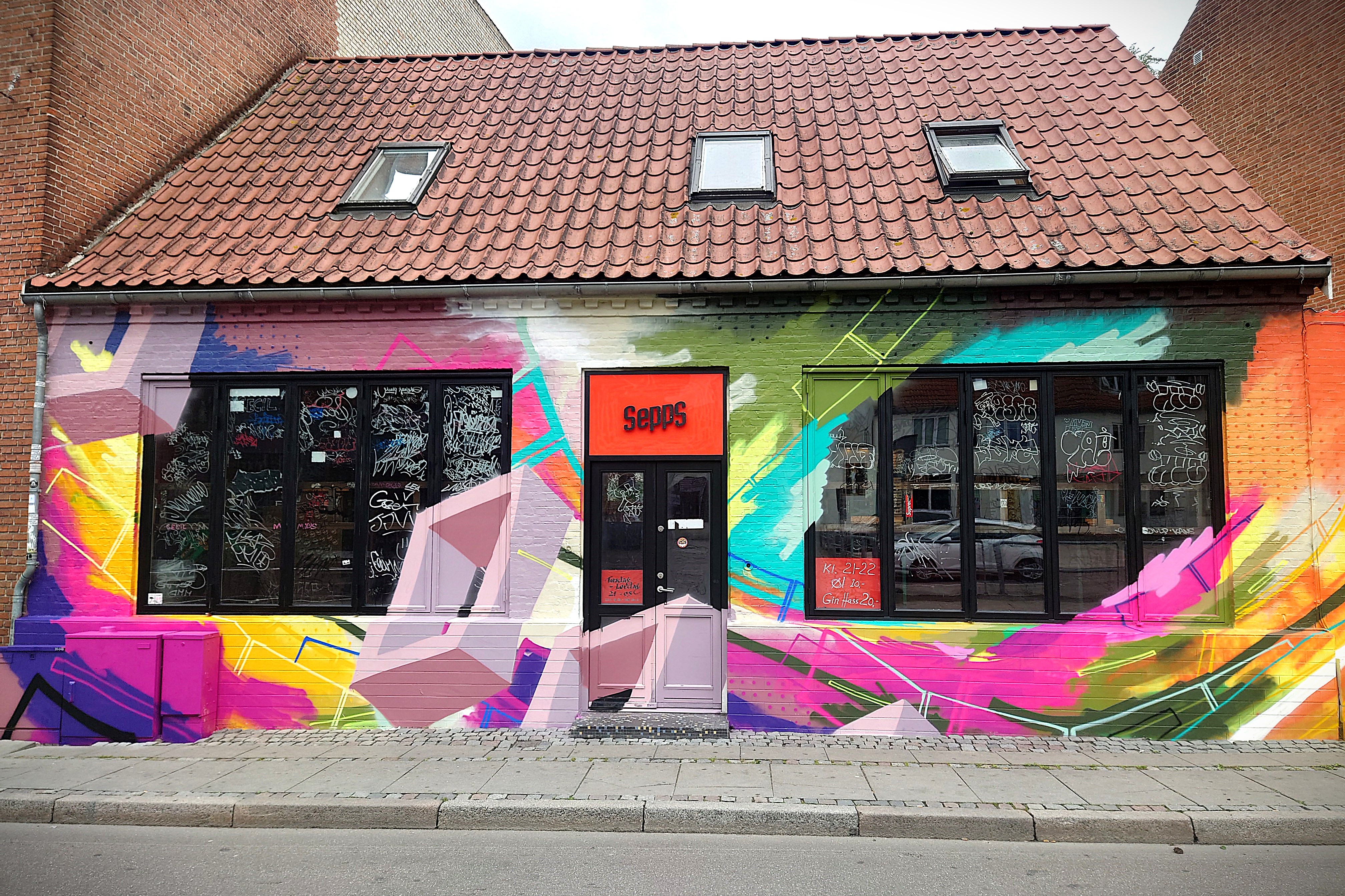 Café Sepps i Næstved har i løbet af ugen fået helt nye farver. Det er graffitikunstneren Kasper Noer, der står bag værket.