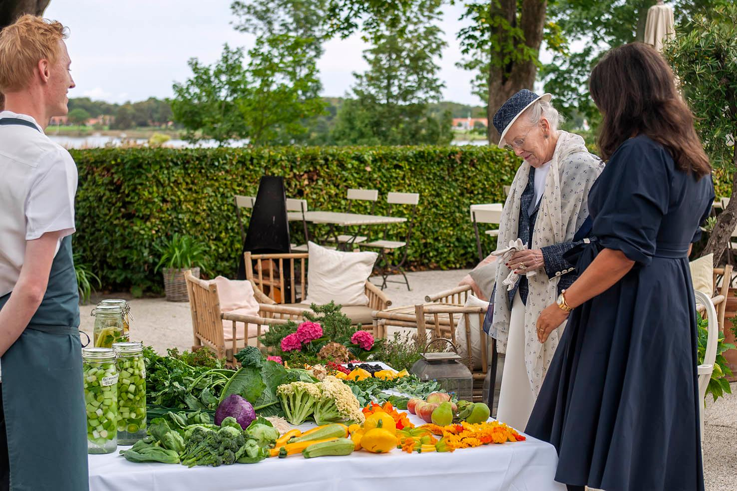 Frederiksmindes prisvindende køkken har trukket mange prominente gæster til. Her er det Dronning Margrethe, der for et par år siden var på besøg.