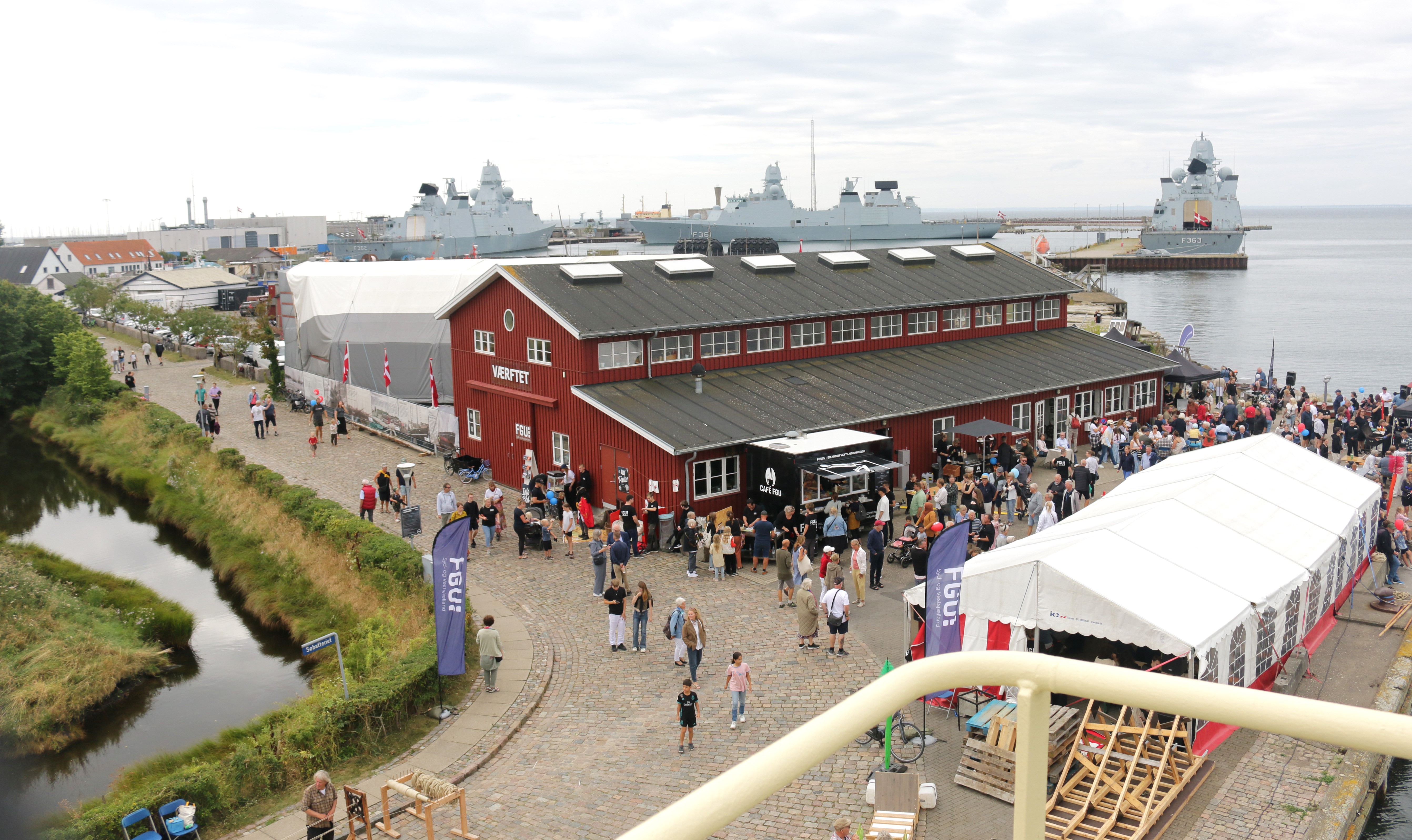 Det Maritime Folkemøde afvikles på havnen i Korsør i området omkring FGUs bådeværft. Folkemødet plejer at tiltrække flere tusind gæster hvert år.