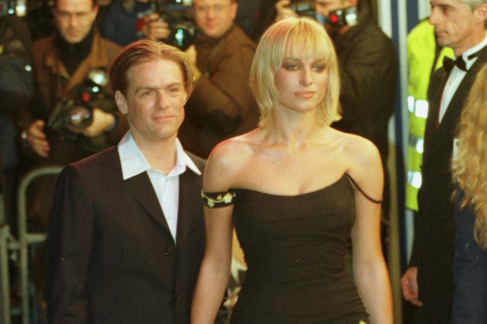 Bryan Adams og Cecilie Thomsen foreviget i 1997 til premieren på James Bond-filmen "Tomorrow Never Dies", som havde den danske model på rollelisten. (Arkivfoto).