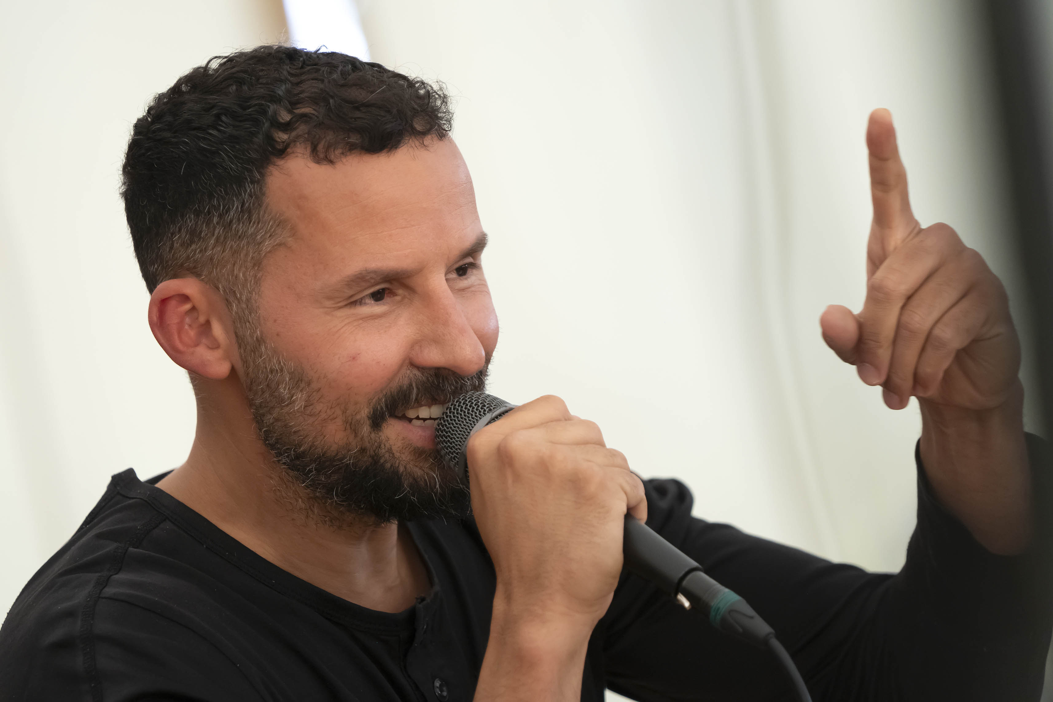 Isam B. mener, at det bidrager til et fattigere kulturliv, hvis kunstnere kun kan spille steder, de deler holdninger med.