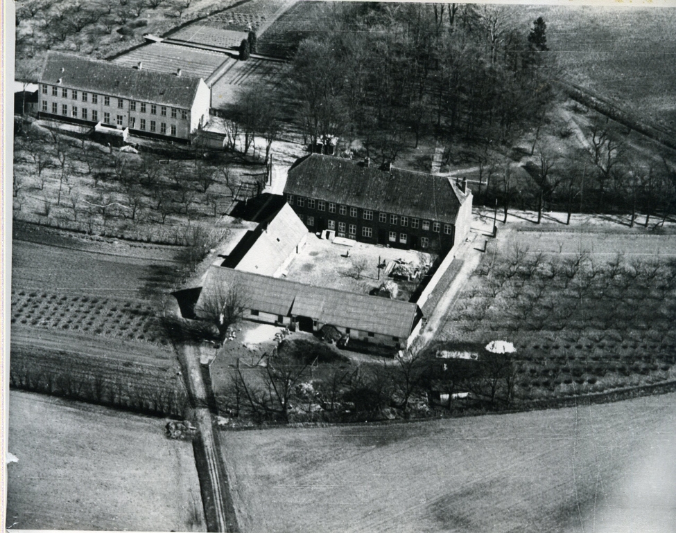 Brønsholmsdals to hovedbygninger den gule tv. og den røde th. omkring 1938. - Fredensborg Arkiverne Brønsholmsdals to hovedbygninger den gule tv. og den røde th. omkring 1938.