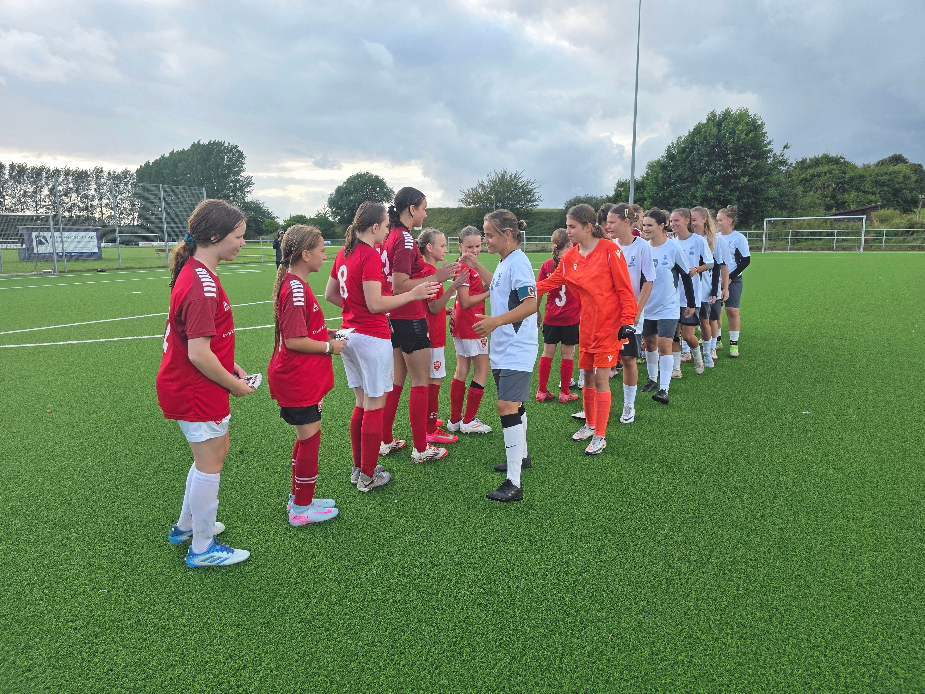 Under opholdet trænede de ukrainske spillere sammen med lokale ungdomsspillere fra Vejby Tisvilde Fodbold, og der blev spillet venskabskampe – drengene mod Vejby Tisvilde og pigerne mod Helsinge Fodbold. - Peter Bennett/DGI Under opholdet trænede de ukrainske spillere sammen med lokale ungdomsspillere fra Vejby Tisvilde Fodbold, og der blev spillet venskabskampe – drengene mod Vejby Tisvilde og pigerne mod Helsinge Fodbold.