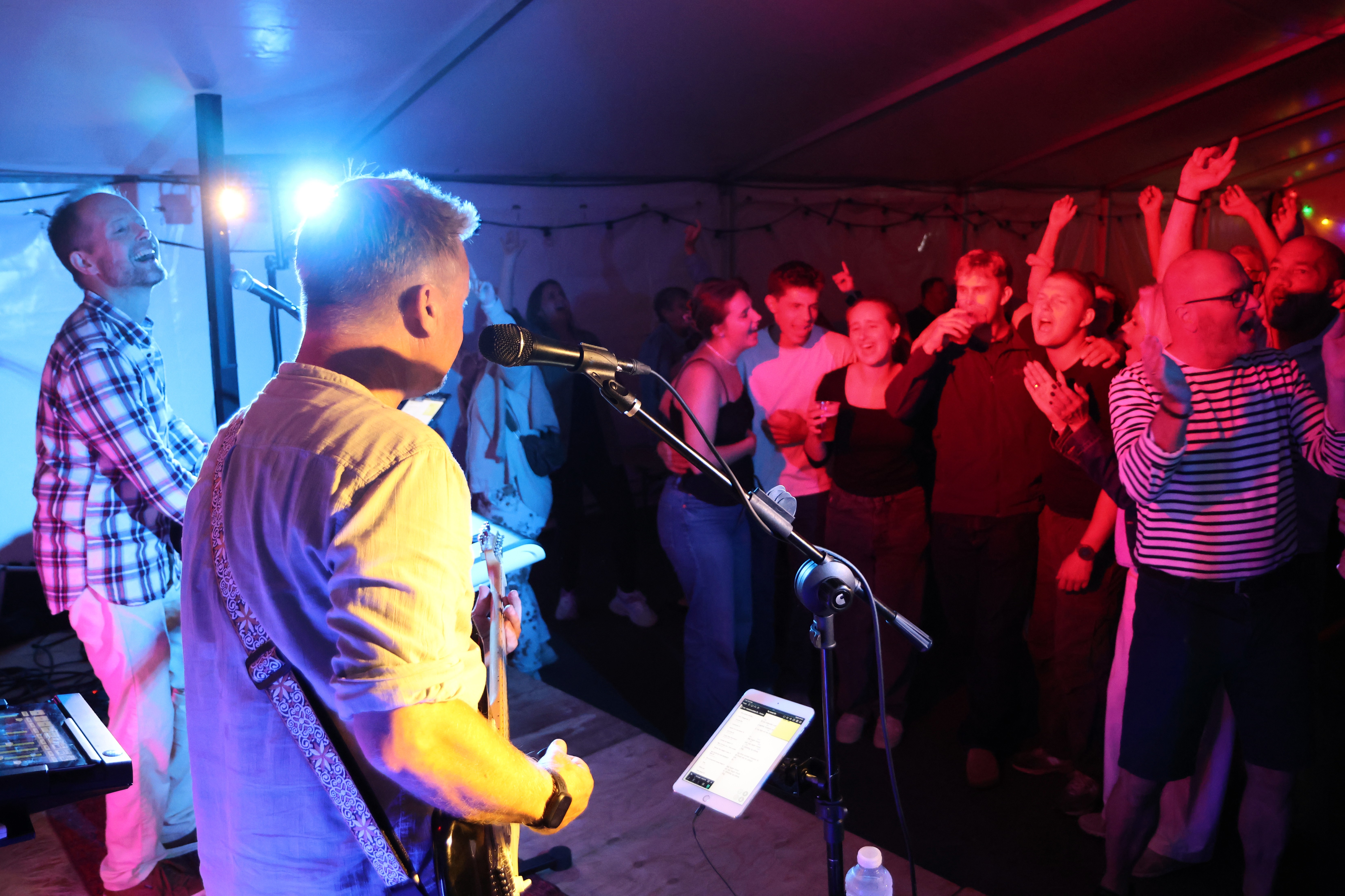 Popduoen Hotshot med Casper Thomsen og Martin Heinesen fylder festteltet under deres 30-års jubilæumskoncert.