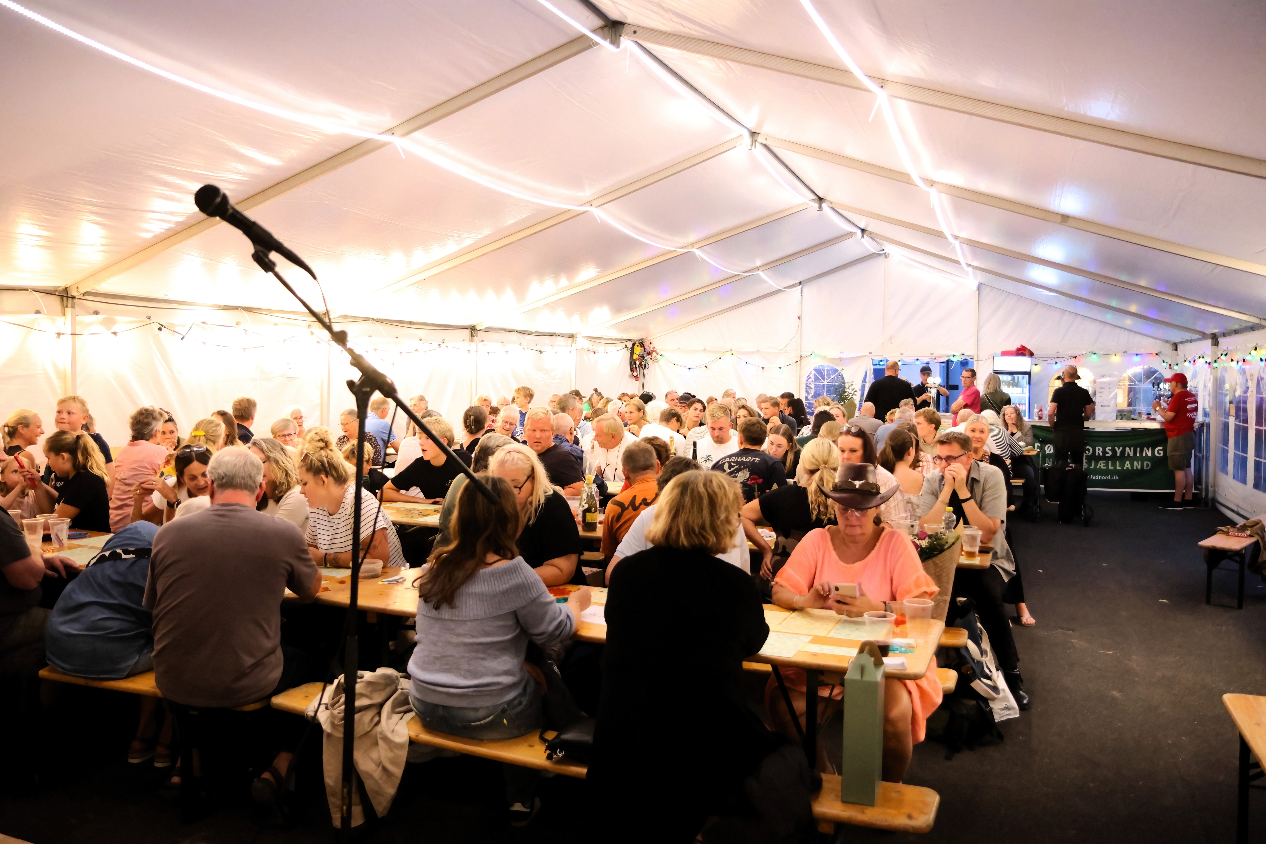 Et fyldt bankotelt, der var udsolgt flere måneder før, startede Karlebo Sommerfest - Per Frost Henriksen Et fyldt bankotelt, der var udsolgt flere måneder før, startede Karlebo Sommerfest