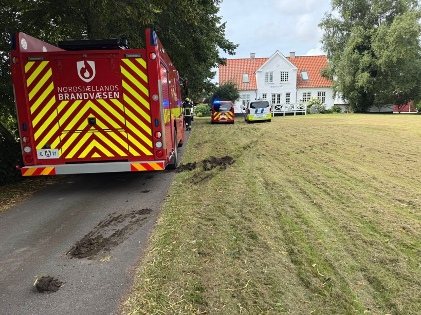 Nordsjællands Brandvæsen kom med assistance i form af en fyldt tankvogn med vand til brandslukningen. - Morten Pontoppidan Nordsjællands Brandvæsen kom med assistance i form af en fyldt tankvogn med vand til brandslukningen.