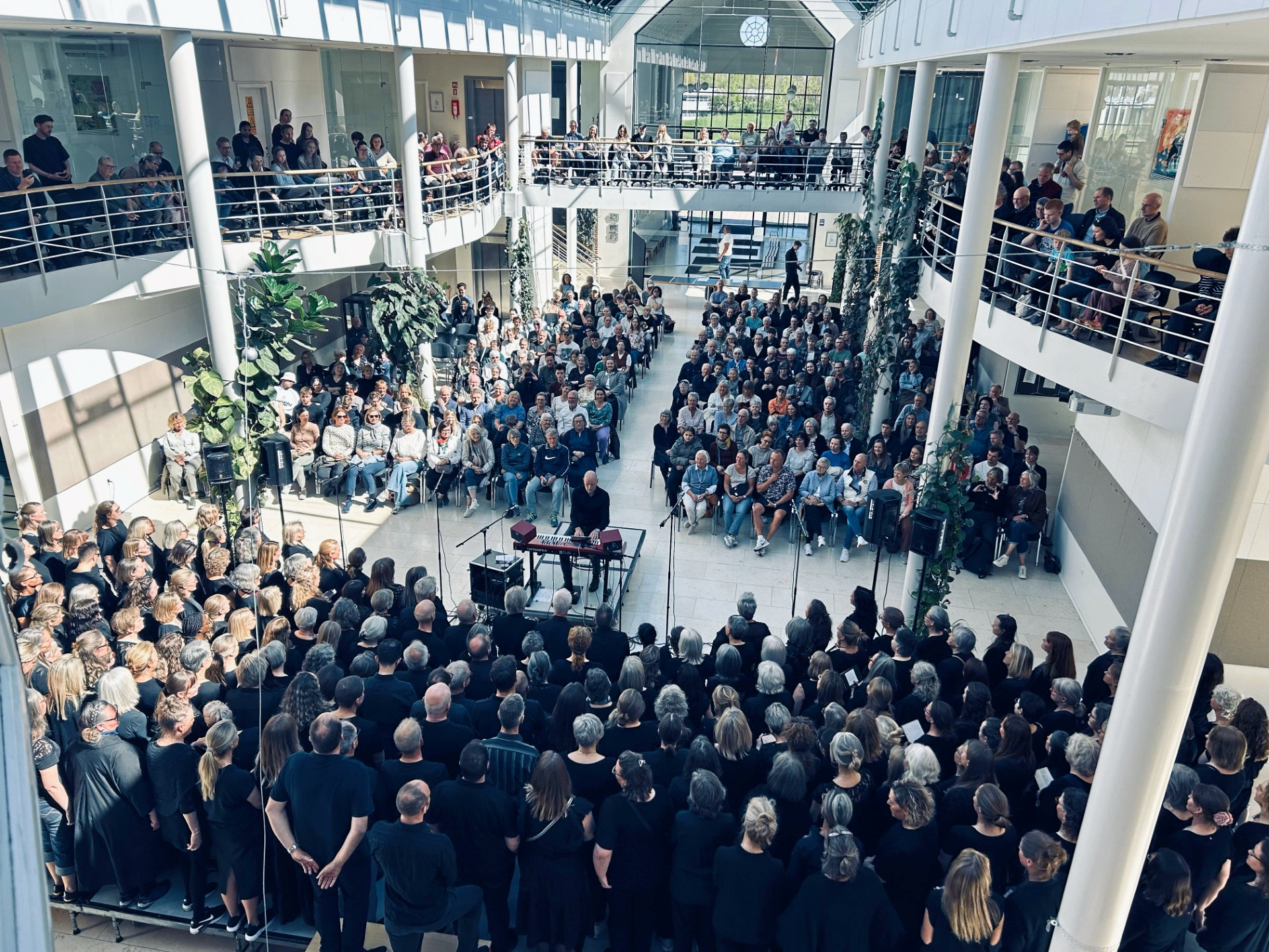 Det store kor fotograferet ved debutkoncerten, der måtte laves til en dobbeltkoncert på grund af den store interesse.