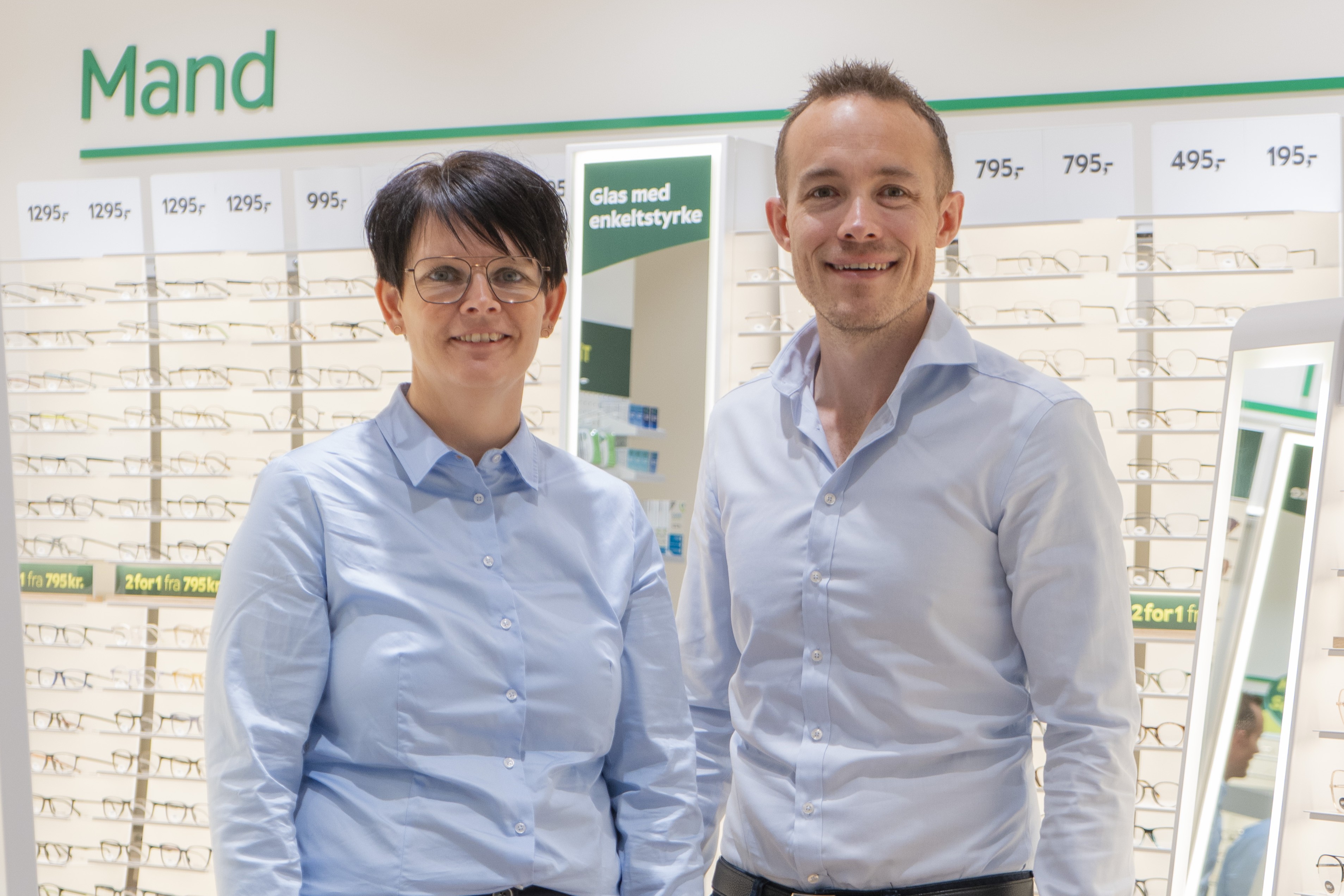 Chefoptiker Lone Andersen og butikschef Lars K. Mikkelsen er indehavere af Louis Nielsen i Waves Shoppingcenter. De og kollegaerne har et stort fokus på øjensundhed og giver gratis synstest med sundhedstjek.