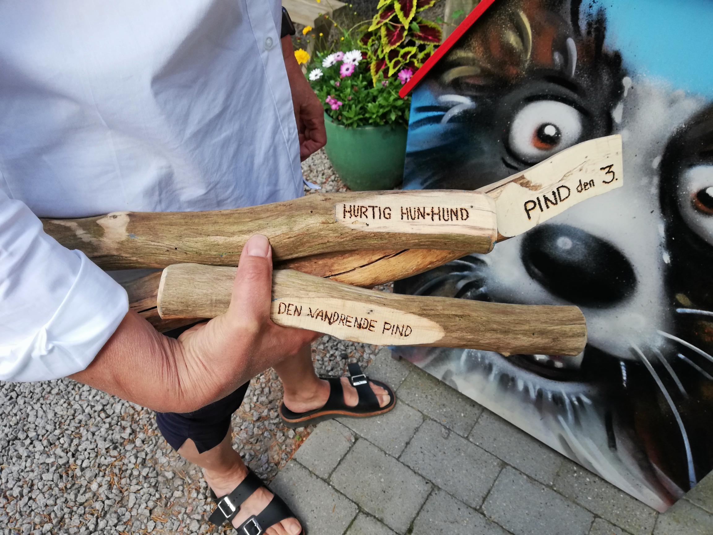 Hundepindene har navne, så hundeejerne eventuelt kan identificere deres hunde med pindene.