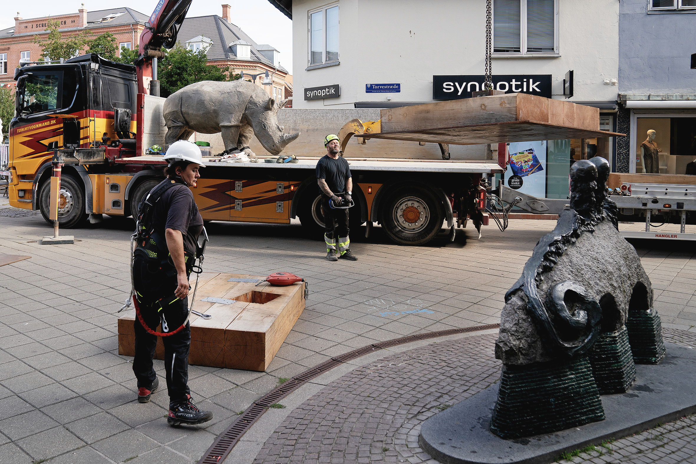 Der var ikke plads til at manøvrere lastbilen ind på torvet, og skulpturen måtte derfor finde sig et nyt ståsted.
