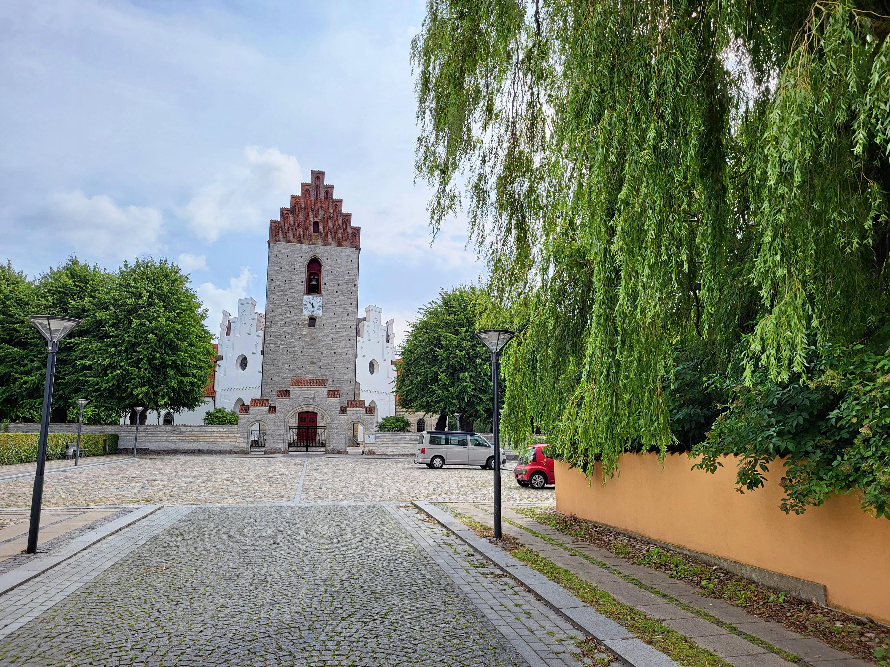 Sankt Katharina Kirke og Kirketorvet i Store Heddinge i sommeren 2025. Kirketorvet blev renoveret i 2006.