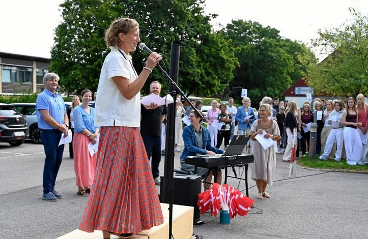 Her byder Pernille Thomsen alle velkommen til fejring af første skoledag.