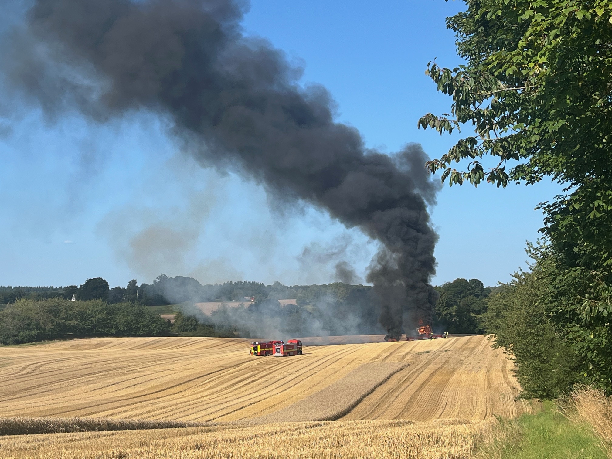 En mejetærsker brød i brand sent onsdag eftermiddag.