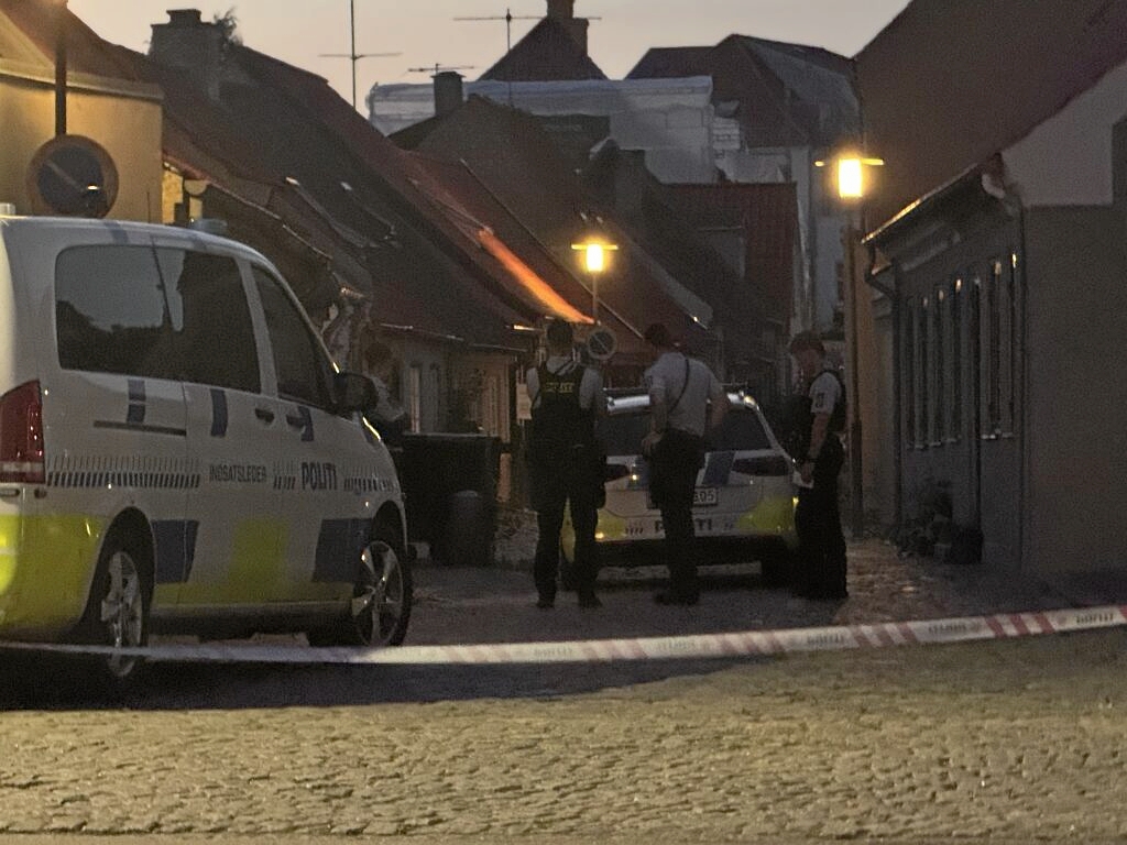 Politiet fik meldingen om husspektakler onsdag klokken 20.34, og rykkede derefter ud til adressen på Strandstræde i Kalundborg. - Presse-fotos.dk Politiet fik meldingen om husspektakler onsdag klokken 20.34, og rykkede derefter ud til adressen på Strandstræde i Kalundborg.