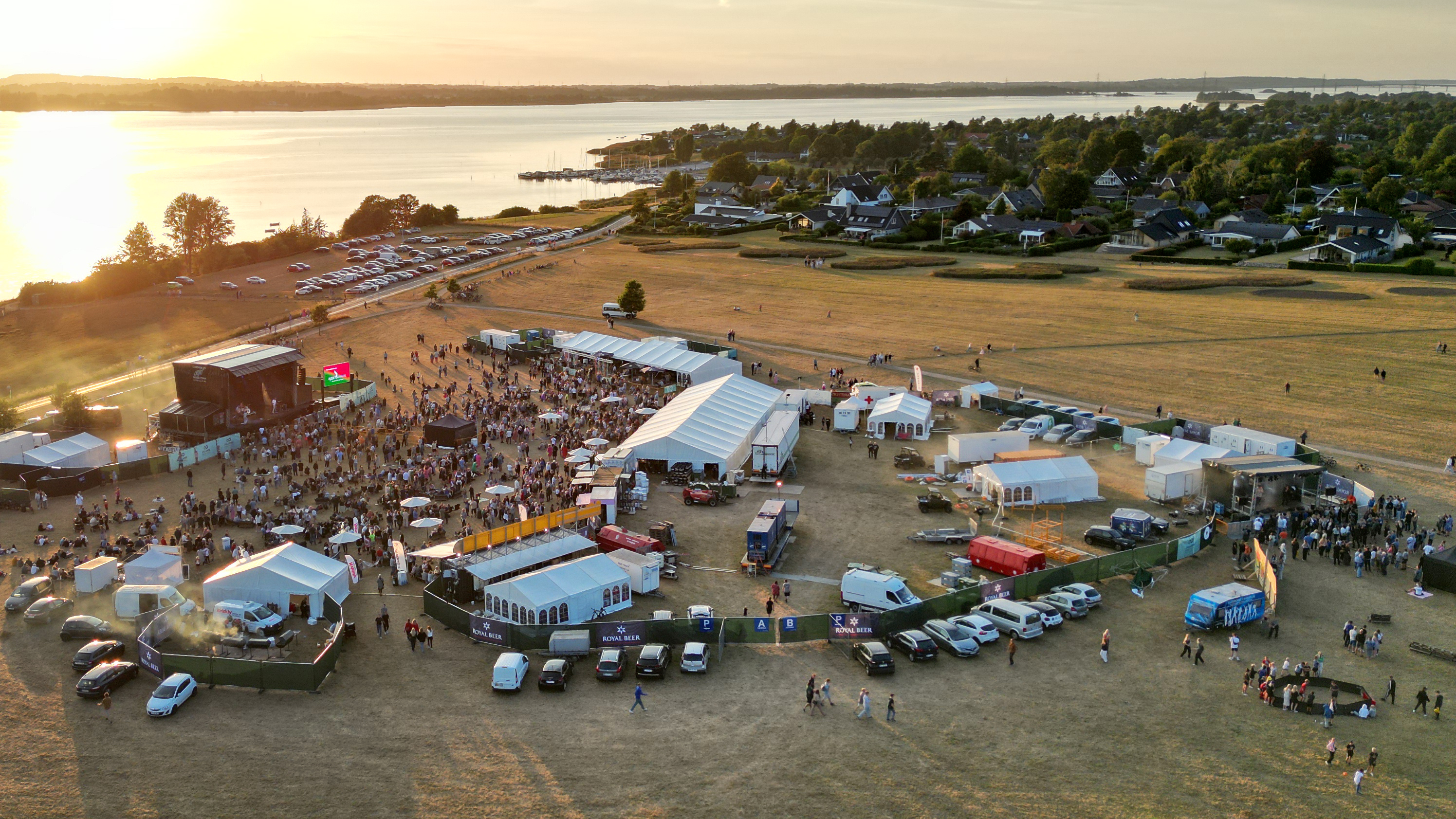 Fredag og lørdag er der Jyllinge Festival og med den vejrudsigt, der er planlagt, så kan det godt blive et tilløbsstykke. Kan man komme til pladsen med bus, cykel eller gående, så er det at foretrække.