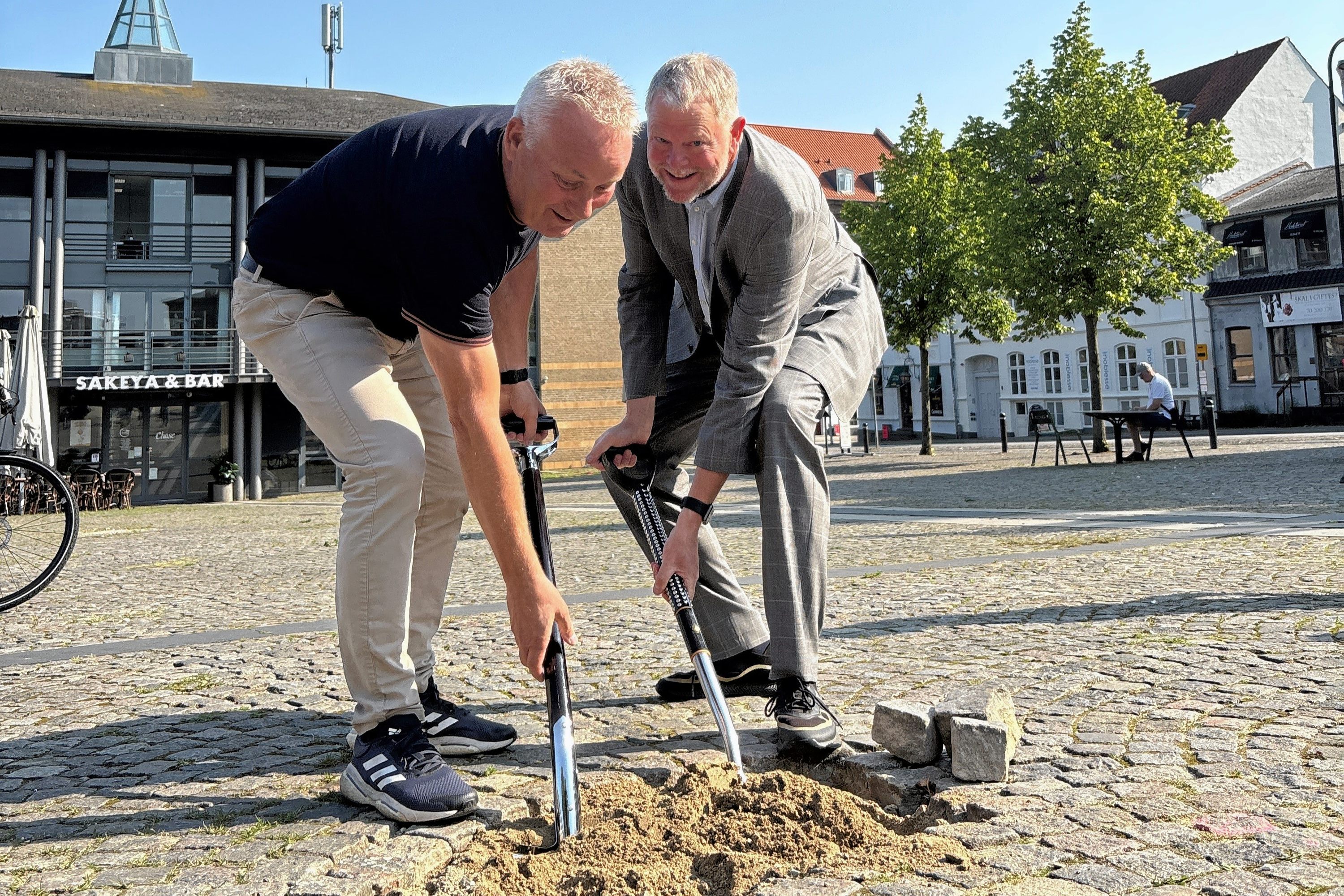 To socialdemokrater i knæ. Claus Larsen og Tomas Breddam tager første spadestik til omdannelsen af Hestetorvet.