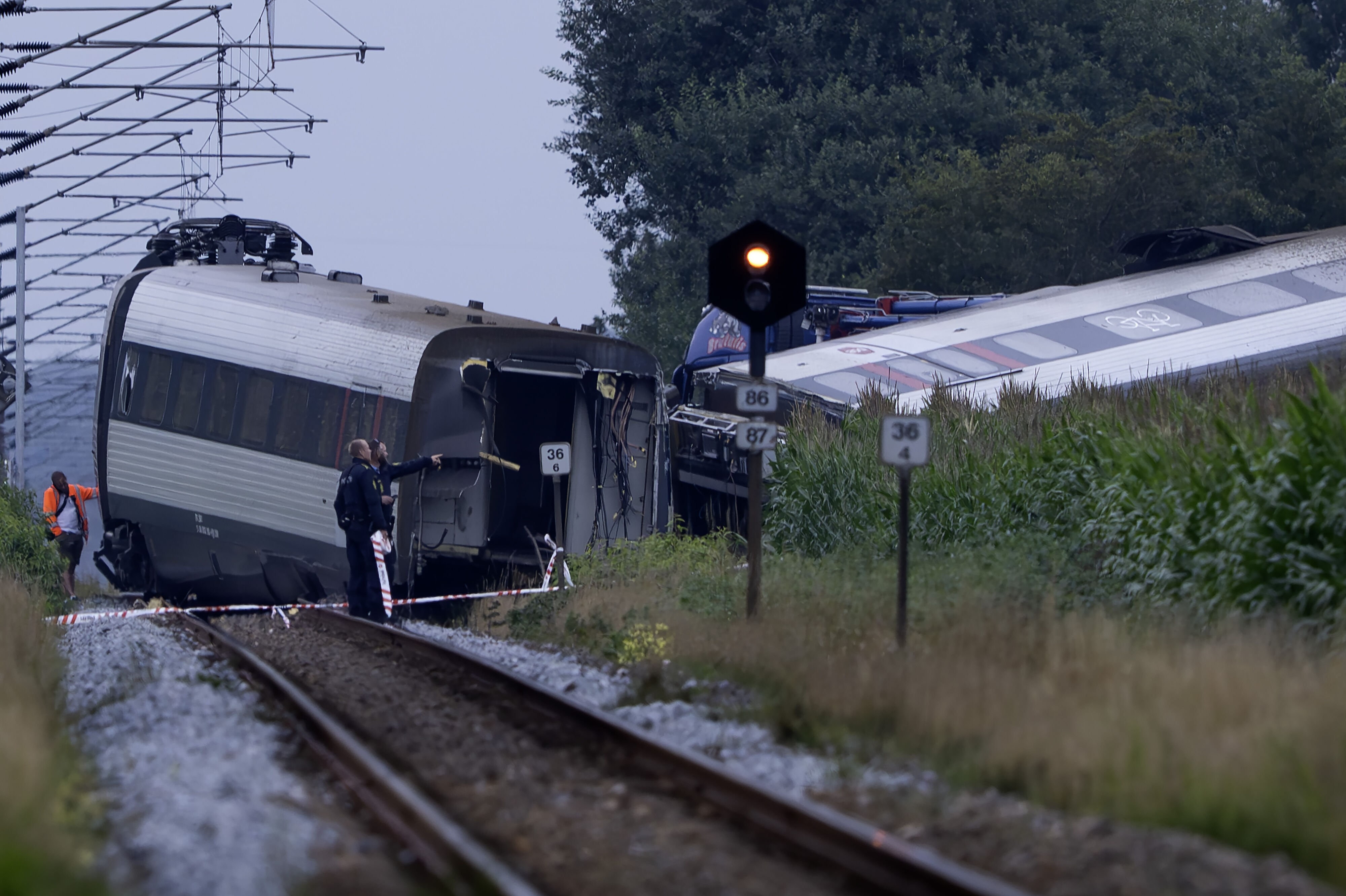 Et passagertog på vej fra København til Sønderborg blev fredag eftermiddag afsporet tæt på Kliplev. En person er efterfølgende blevet erklæret død.