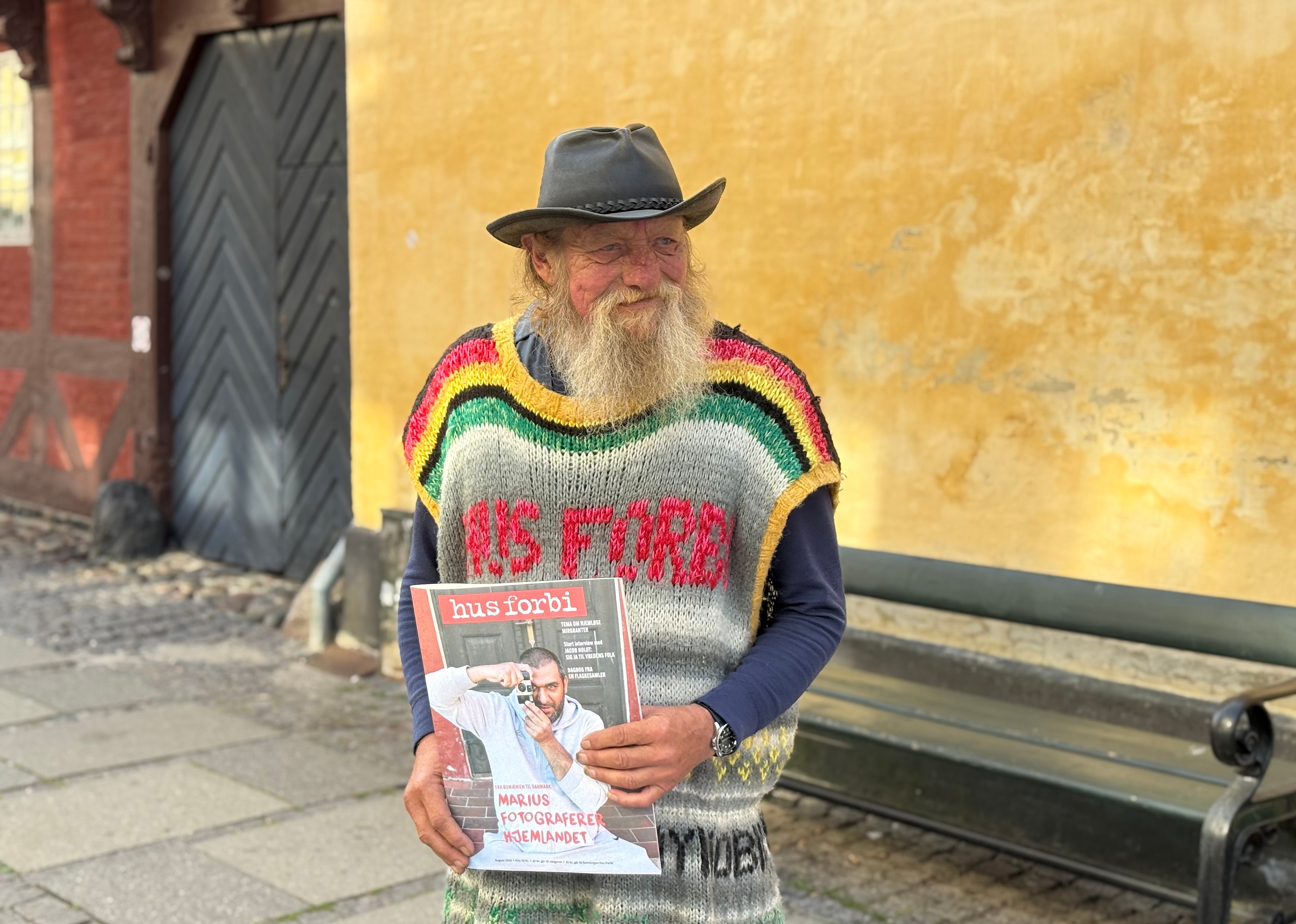 I snart 10 år har den altid smilende Pinse stået ved indgangen til gågaden i Køge og solgt Hus-Forbi. - Thomas Troensegaard I snart 10 år har den altid smilende Pinse stået ved indgangen til gågaden i Køge og solgt Hus-Forbi.