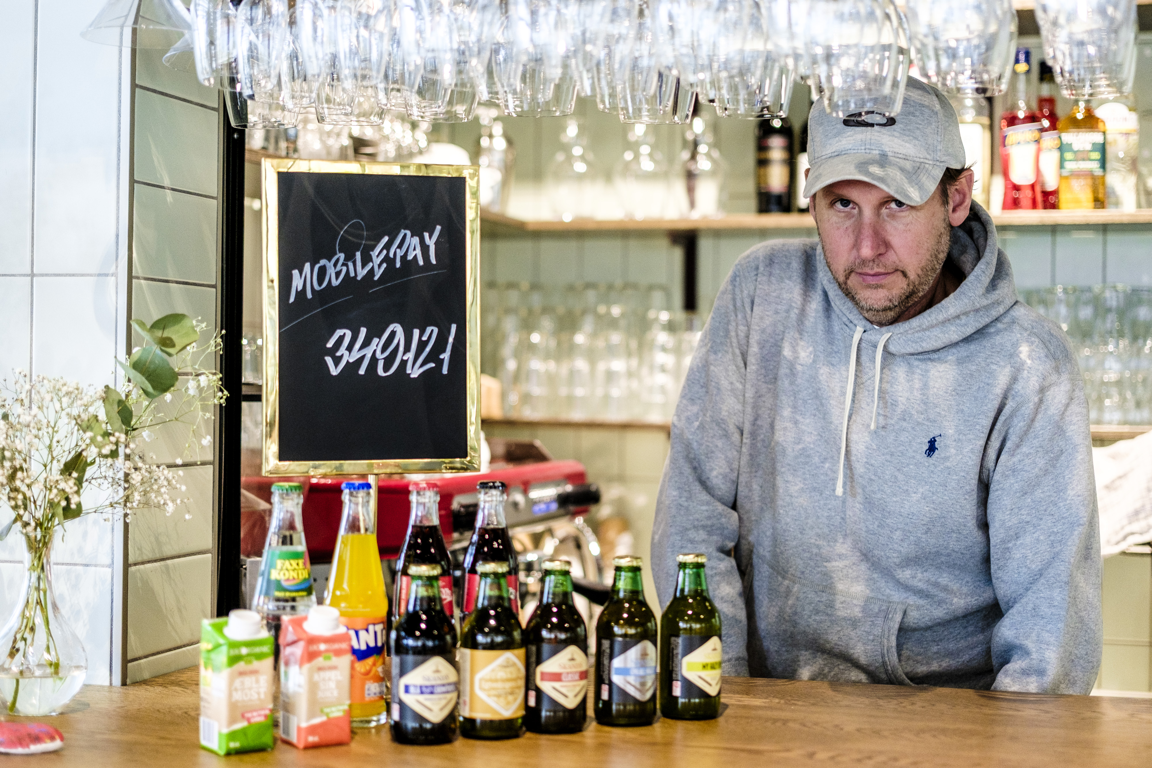 Esben Bernhardt Ryg er forpagter af caféen Madstedet i kulturhuset Kernen i Brøndbyvester, og ved siden af driver han Strandcaféen i Brøndby Strand.
