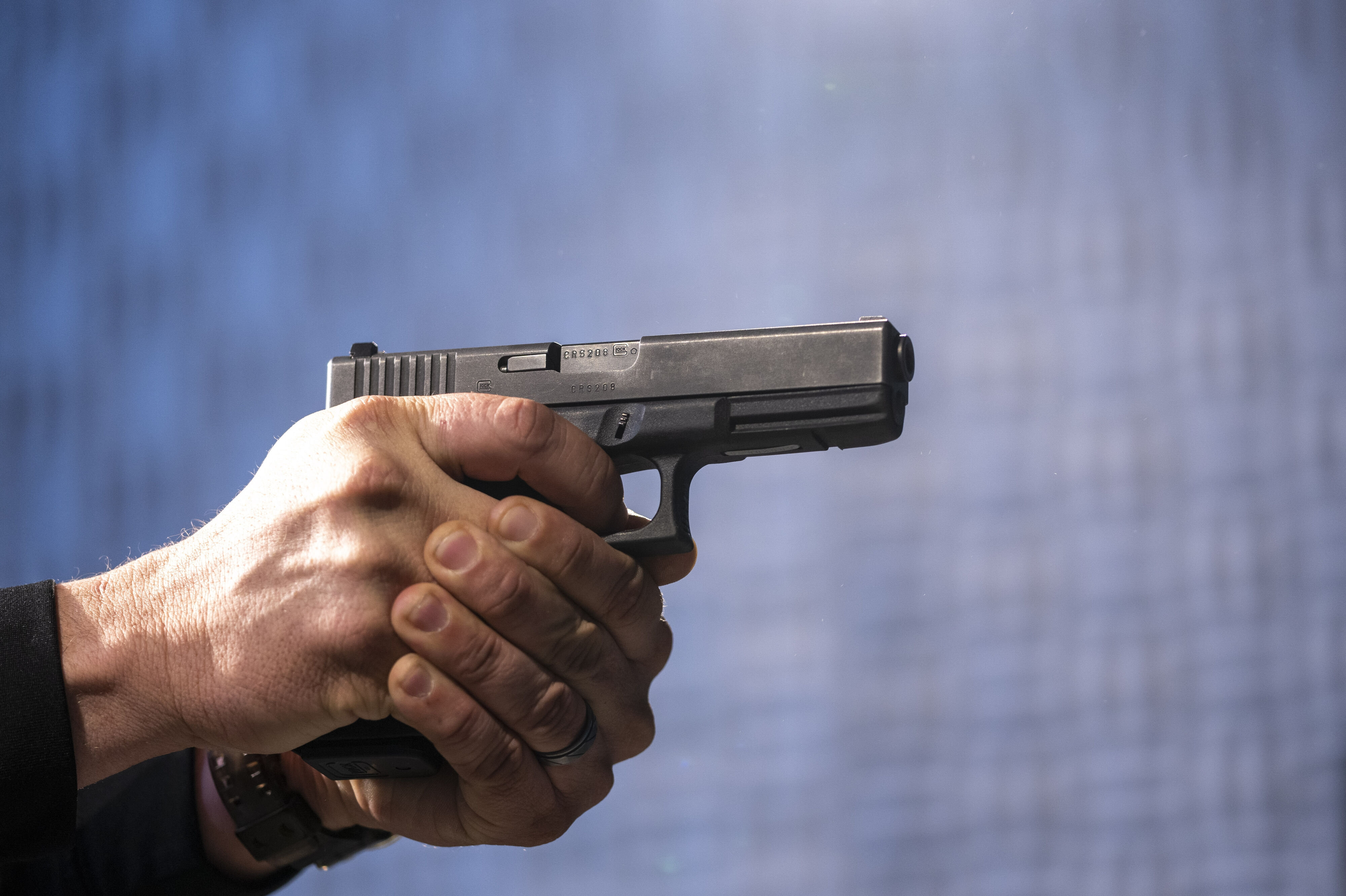 En pistol fundet i en bil betyder, at en mand først i 20'erne søndag er frihedsberøvet. Pistolen på foto'et er ikke fra den aktuelle sag. (Arkivfoto)