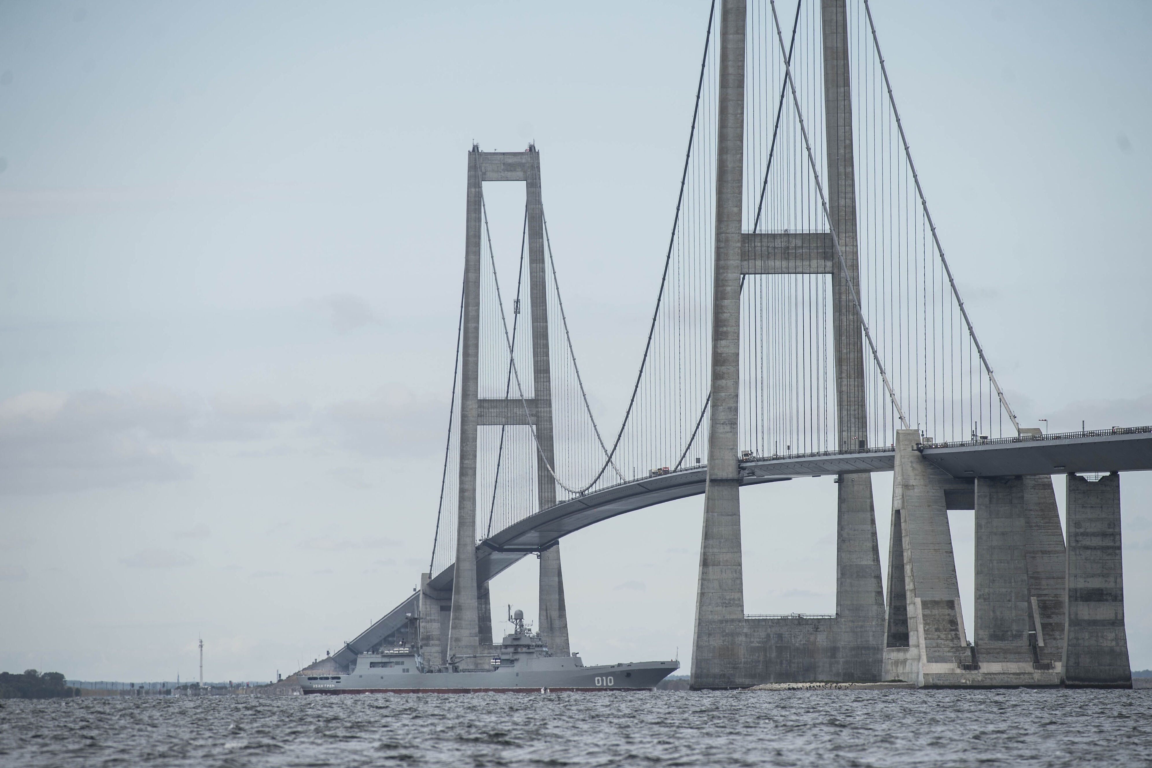 Der er søndag eftermiddag forlænget rejsetid på Storebæltsbroen, efter at to personbiler er kørt sammen. (Arkivfoto).