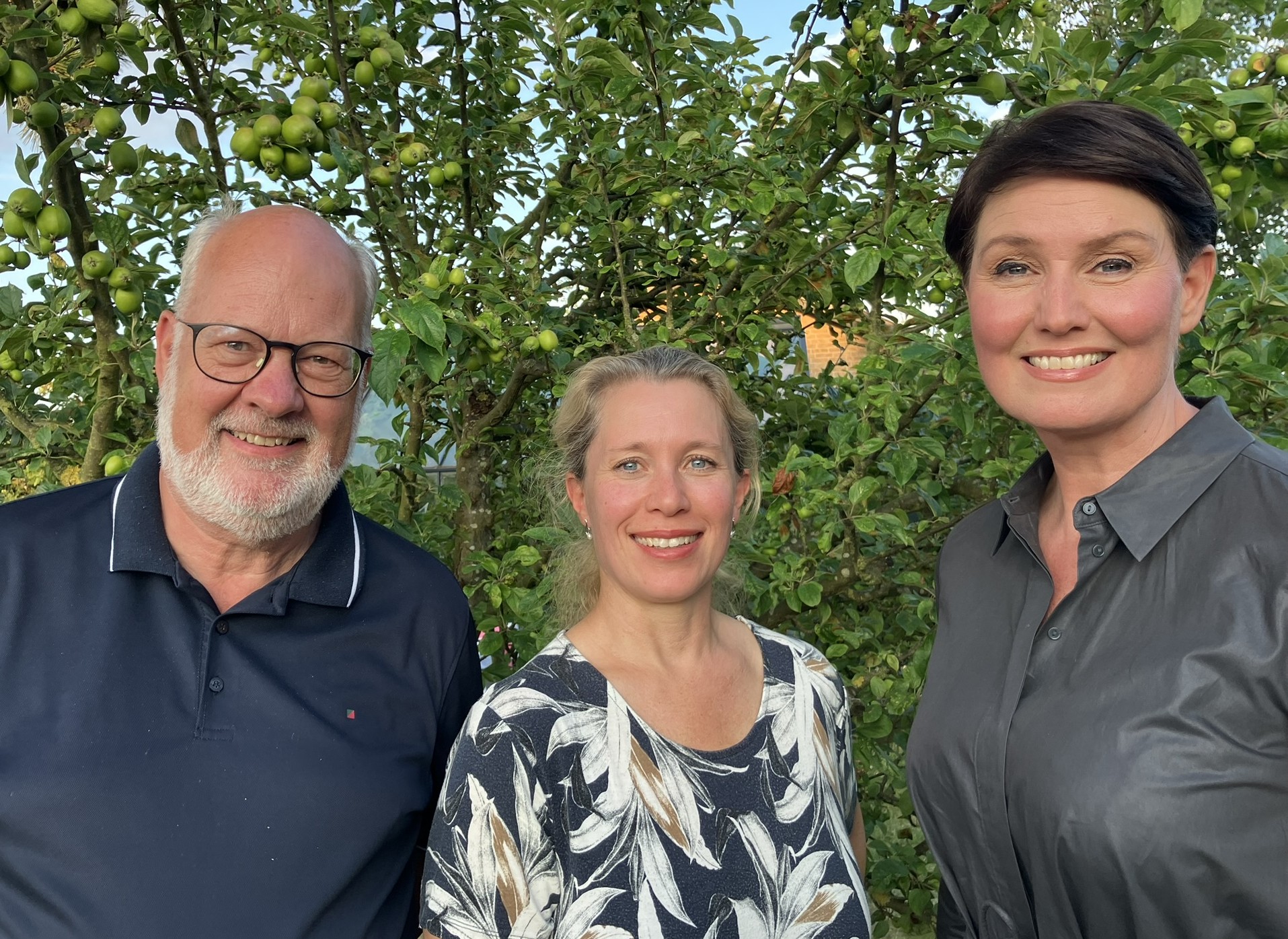 Heidi Boss Nyby (til højre) annoncerede i august, at hun efter 11 måneder som løsgænger havde meldt sig under fanerne hos Venstre. Her ses hun sammen med Venstres lokalformand Henrik Lisberg borgmesterkandidat Mie Stattau.