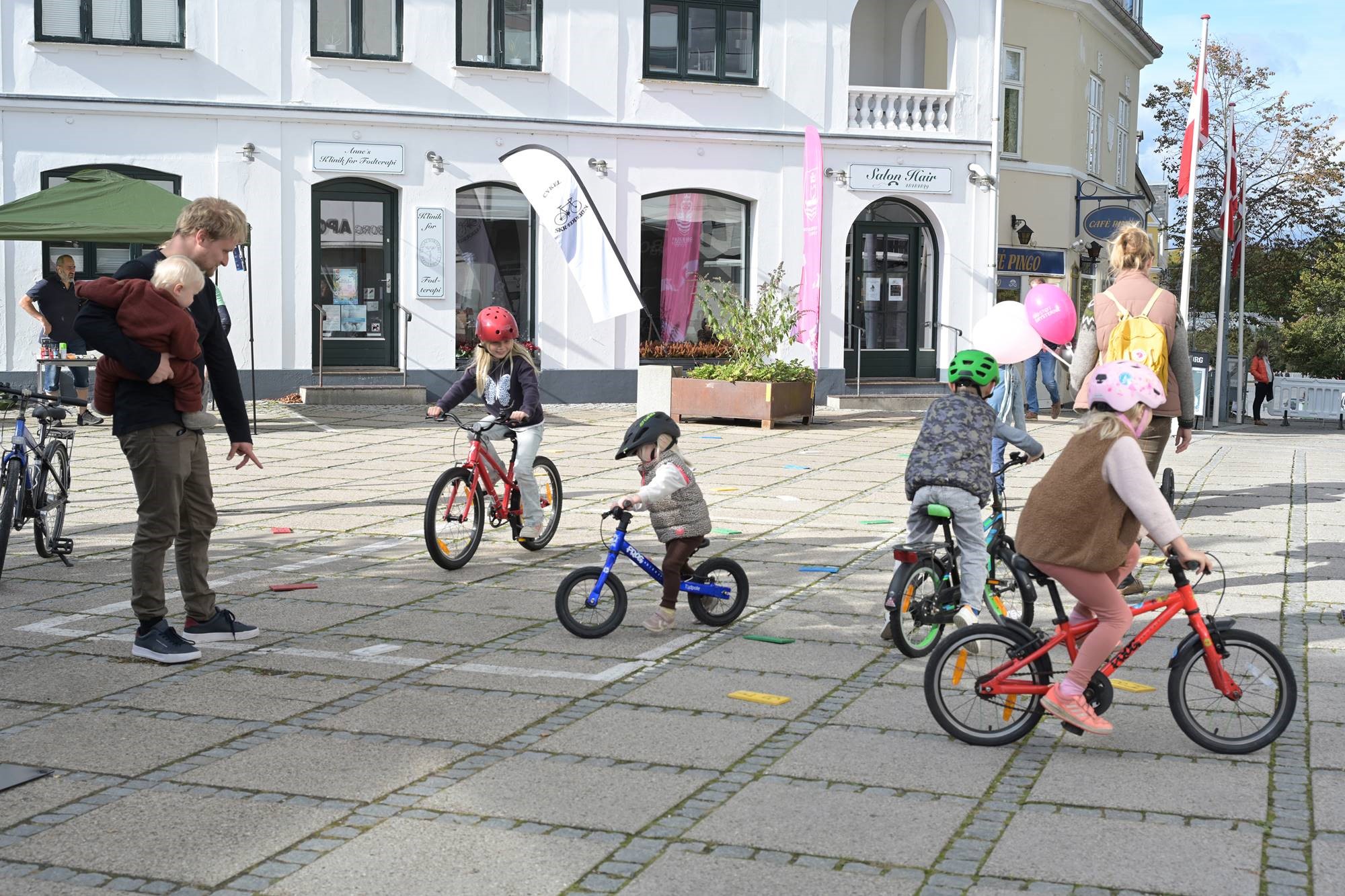 Gode cykelvaner kan grundlægges tidligt. Her er det børn, der øver i Fredensborg