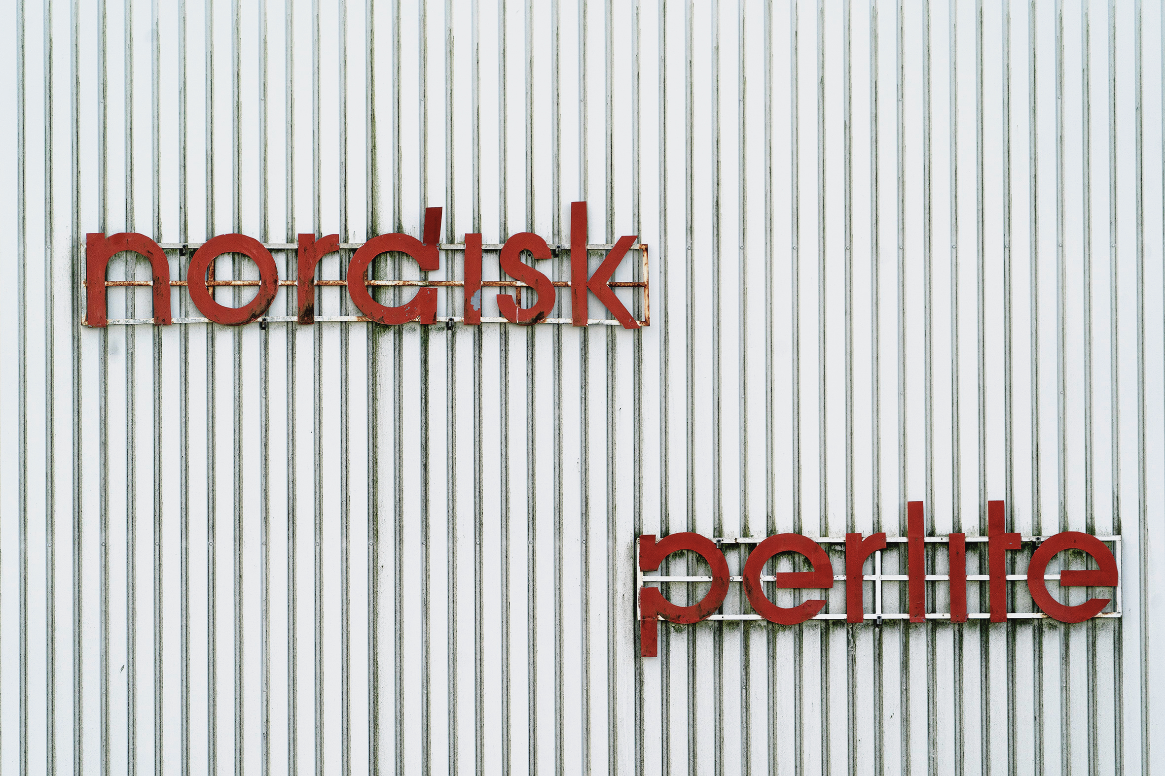 Nordisk Perlite i Hillerød er ved at forbedre arbejdsmiljøet, lyder det fra Arbejdstilsynet.