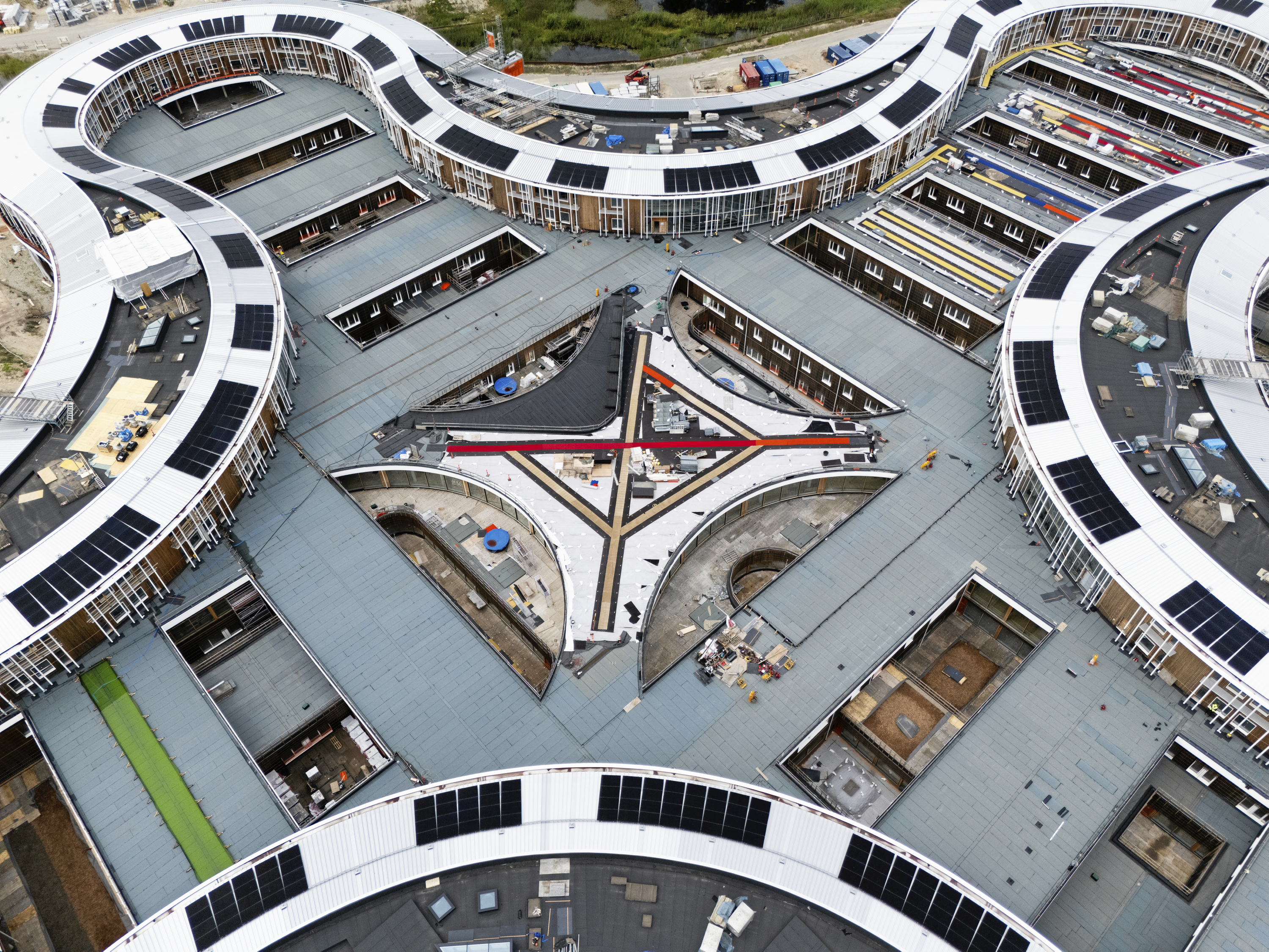 Et blik ind i hospitalets kerne. Ambulatorier og operationsstuer er placeret i de to nedre etager. Sengestuerne slynger sig i et bånd i de to øvre etager langs yderkredsen af firkløveret. Flere mener, at de ambitiøse arkitektoniske mål har været med til at fordyre projektet