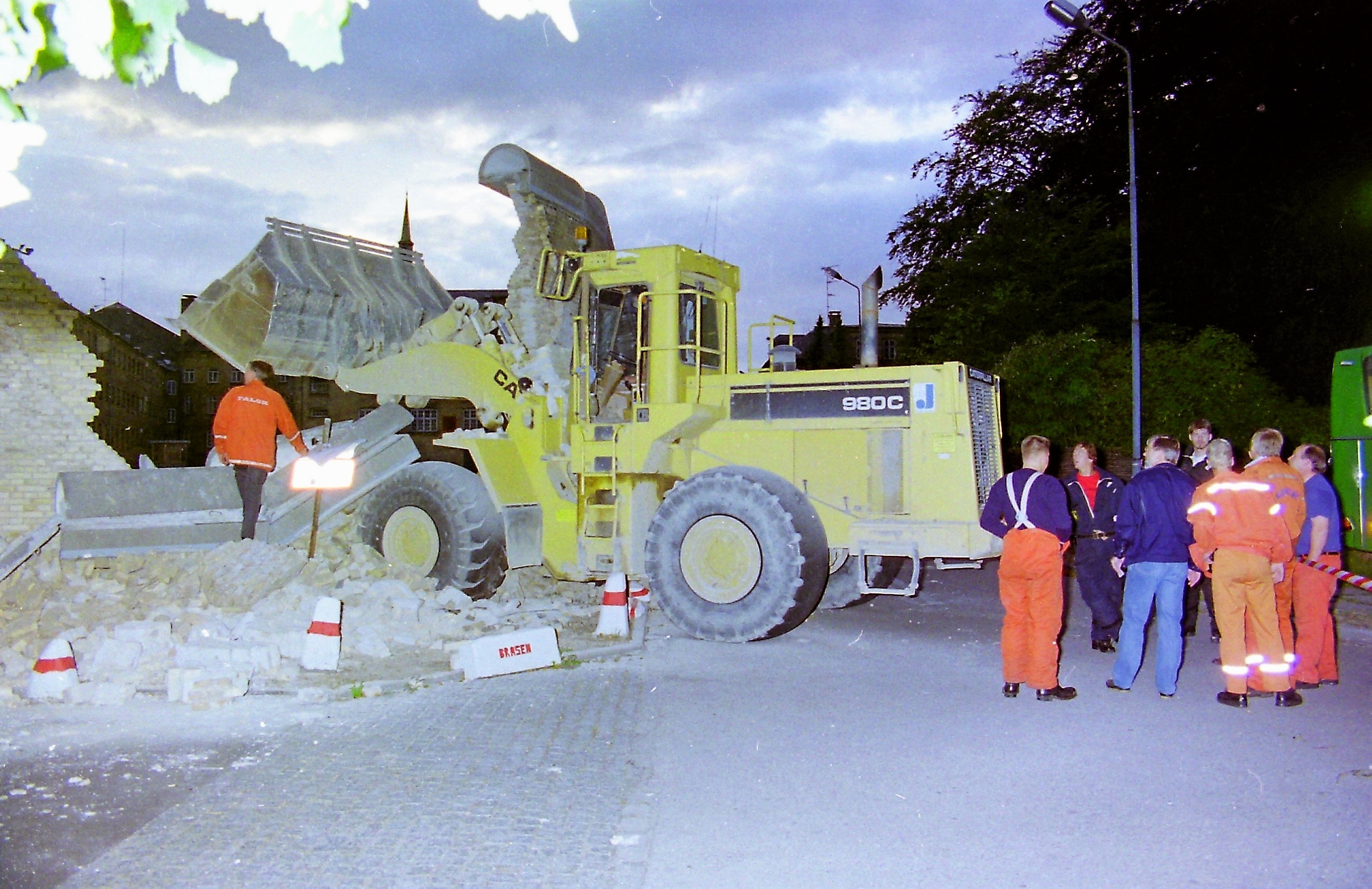 Den 26 tons tunge gummiged slog et stort hul i muren til Vridsløselille Statsfængsel.