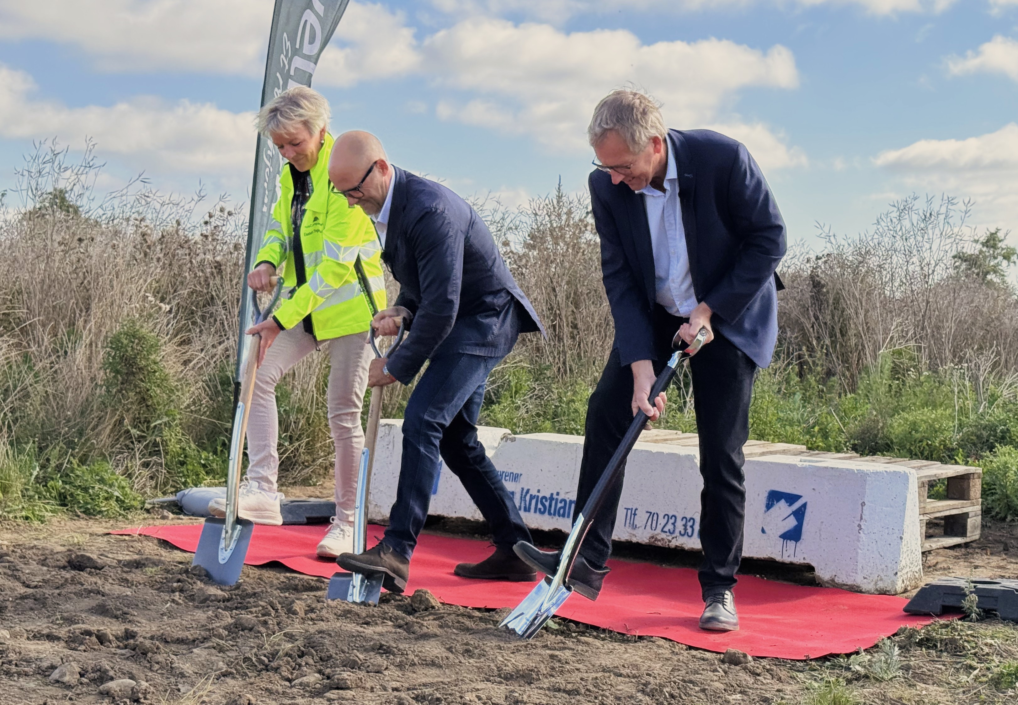 Modsat tirsdagens rejsegilde var Dagbladet inviteret, da der i august 2025 blev taget første spadestik til det nye store boligkvarter i Kværkeby. Fra venstre, Elsebeth Tingleff Larsen, Huscompagniet, Peter Uldall Borch, Velkomn, og daværende borgmester Klaus Hansen (V) tog sammen det første spadestik.