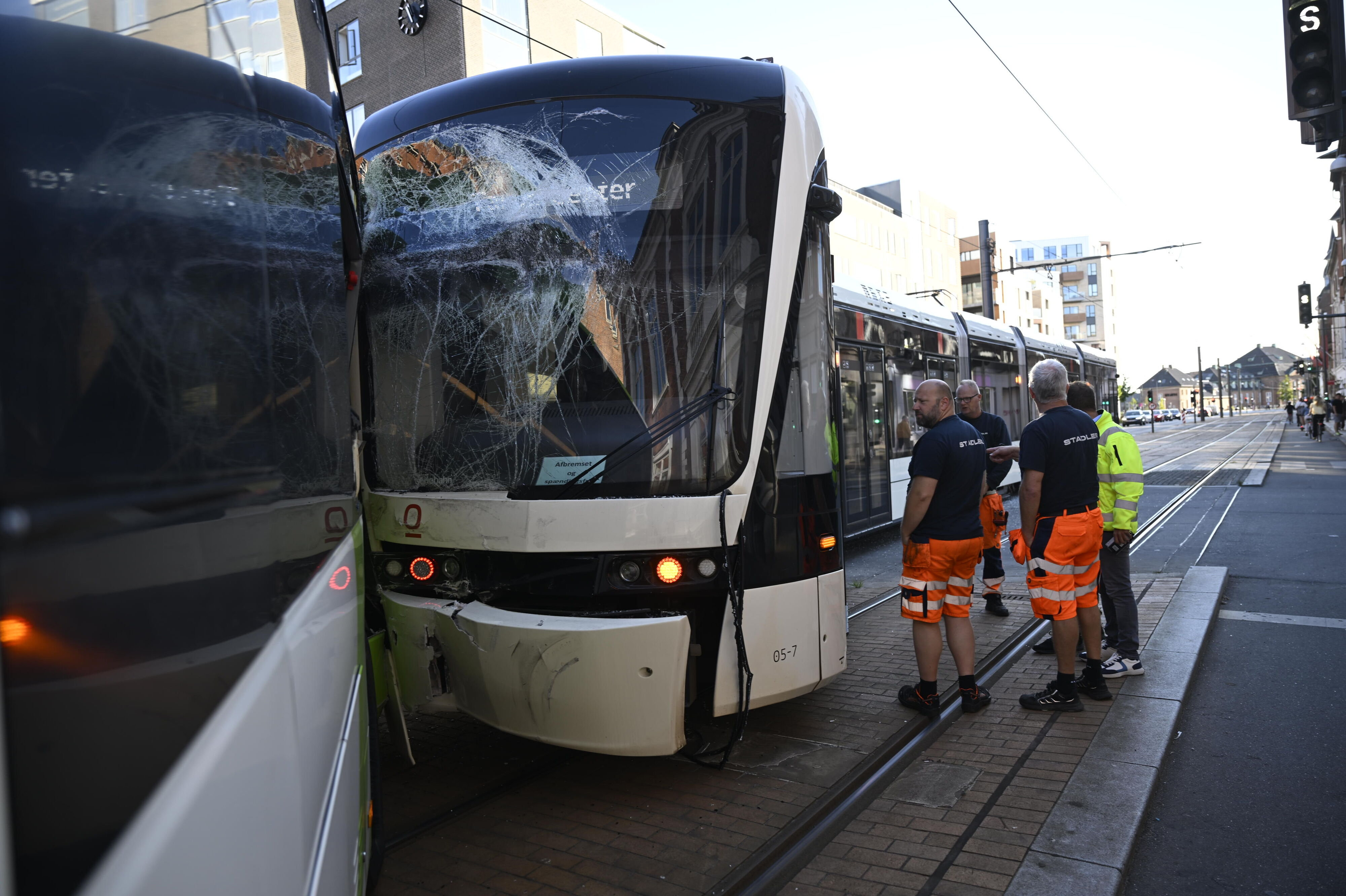 En bus kørte onsdag morgen sammen med et letbanetog i på Østre Stationsvej i Odense.