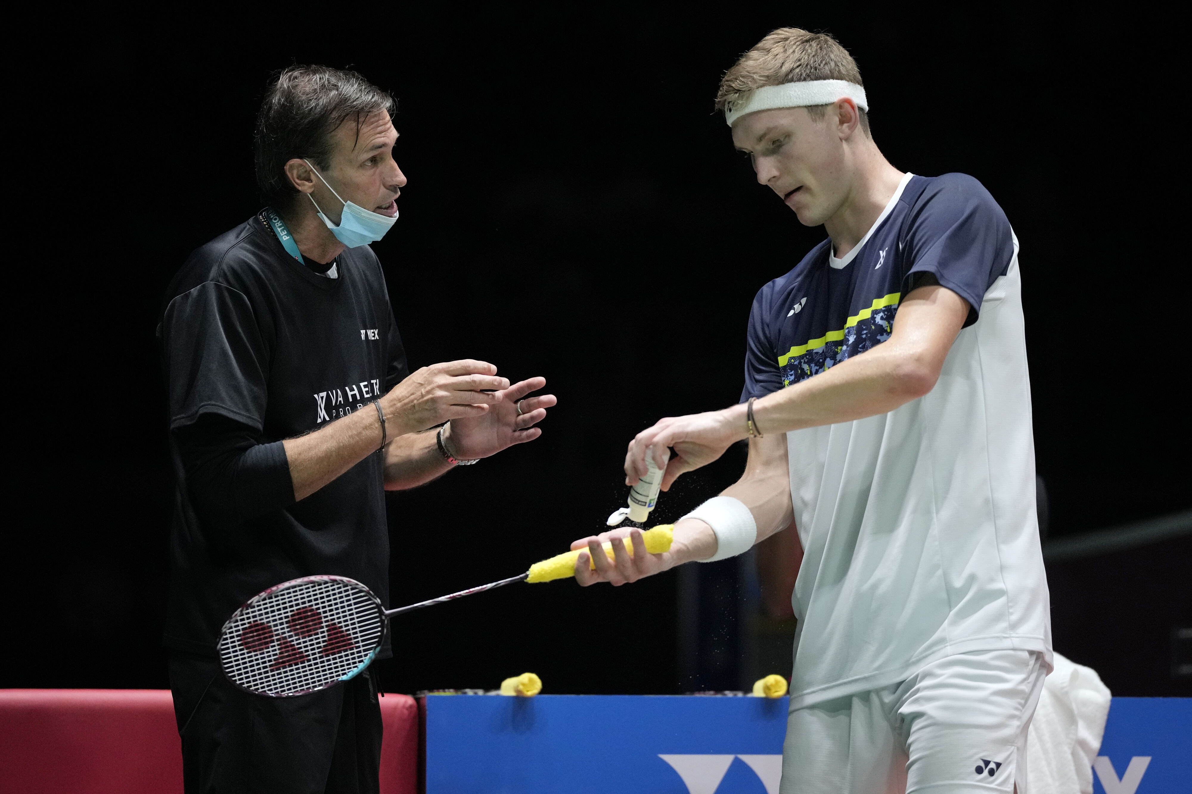 Henrik "PK" Rohde har været fast træner for Viktor Axelsen siden 2021. Her ses de to under Malaysia Open i 2022. (Arkivfoto).